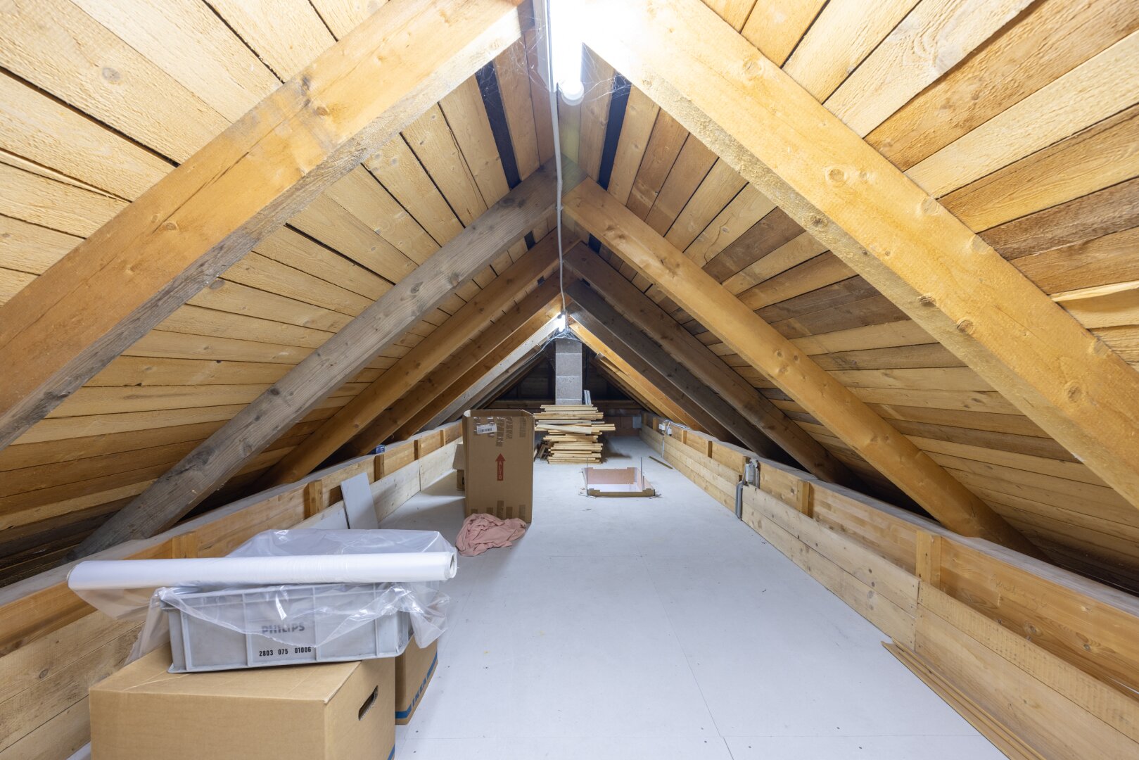 Modernisiertes Einfamilienhaus mit Luftwärmepumpe, Einlegerwohnung und Traumgarten in Essling