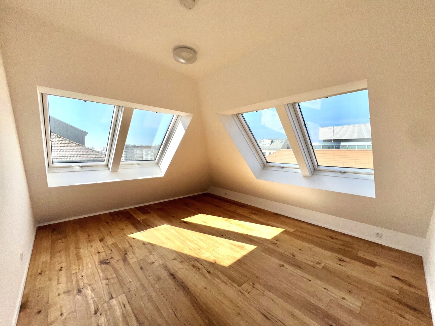 Kandlgasse Dachgeschosswohnung vis a vis U-Bahnlinie Burggasse-Stadthalle!