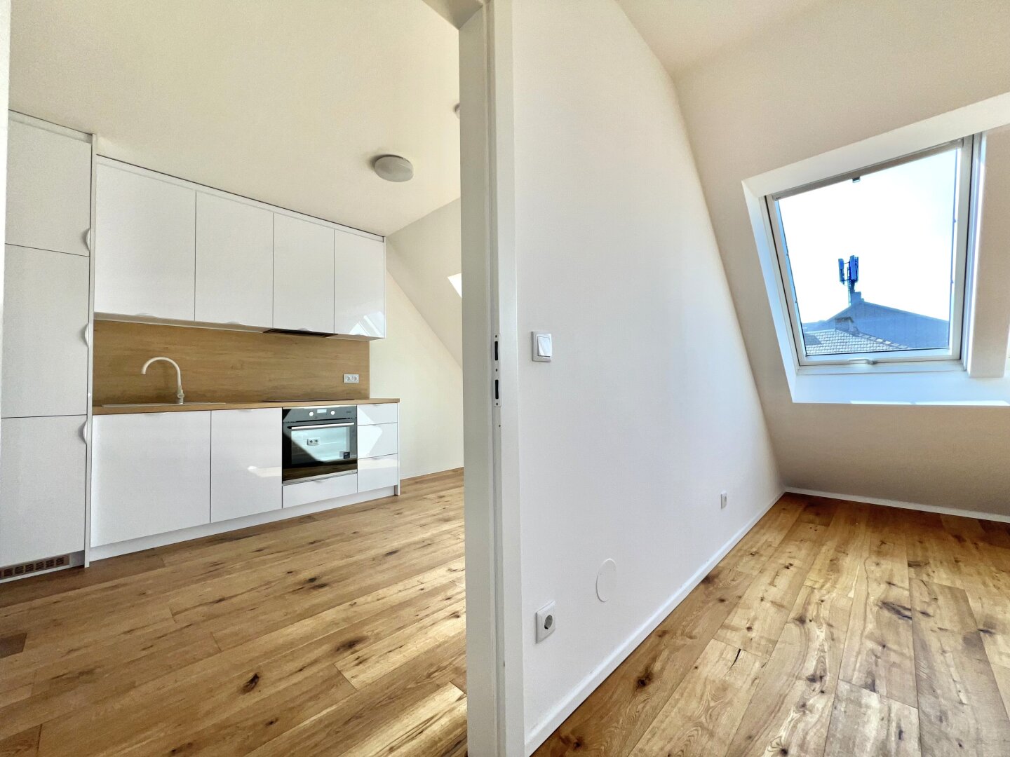 Kandlgasse Dachgeschosswohnung vis a vis U-Bahnlinie Burggasse-Stadthalle!
