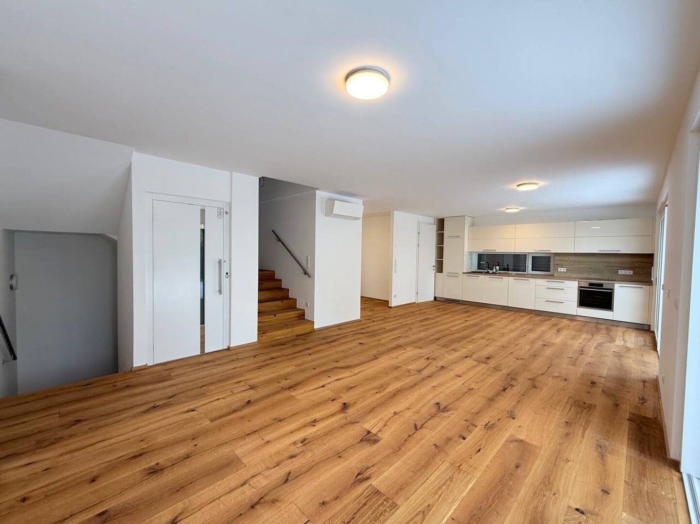 HOCHWERTIGE DOPPELHAUSHÄLFTE MIT GARTEN - STELLPLÄTZE - KELLER IN TRAUMHAFTER LAGE!