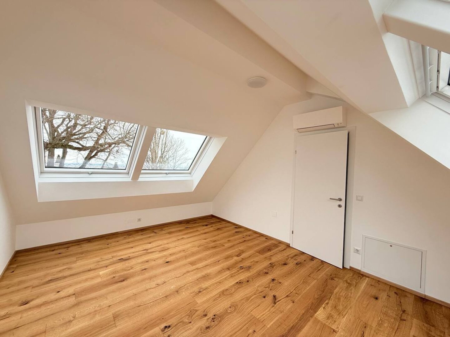 HOCHWERTIGE DOPPELHAUSHÄLFTE MIT GARTEN - STELLPLÄTZE - KELLER IN TRAUMHAFTER LAGE!