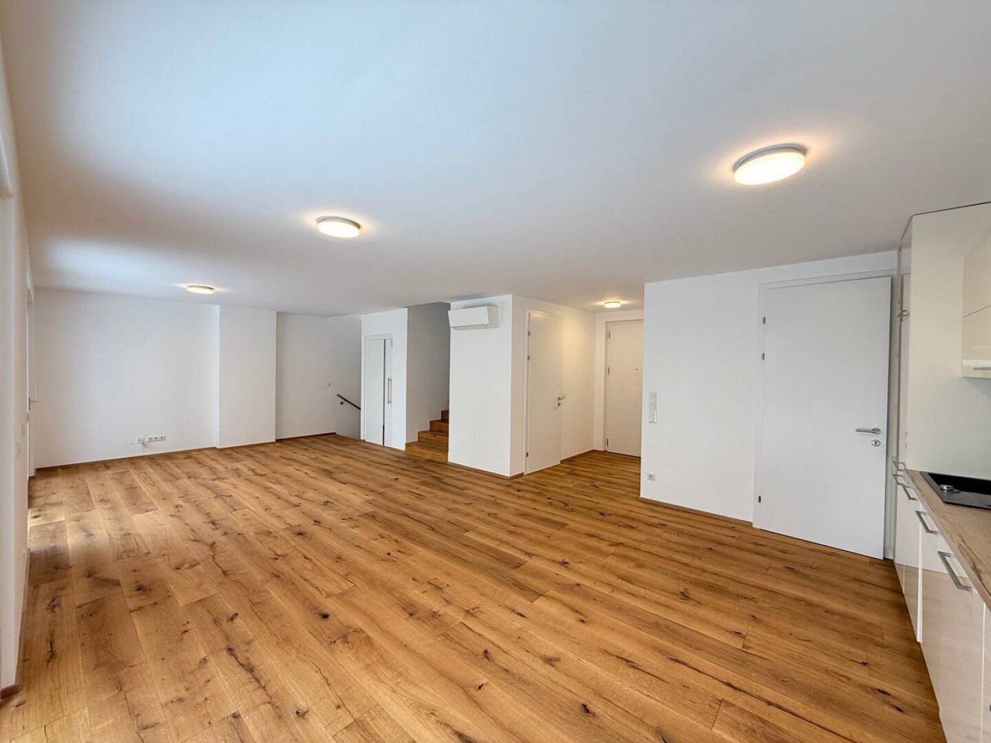 HOCHWERTIGE DOPPELHAUSHÄLFTE MIT GARTEN - STELLPLÄTZE - KELLER IN TRAUMHAFTER LAGE!