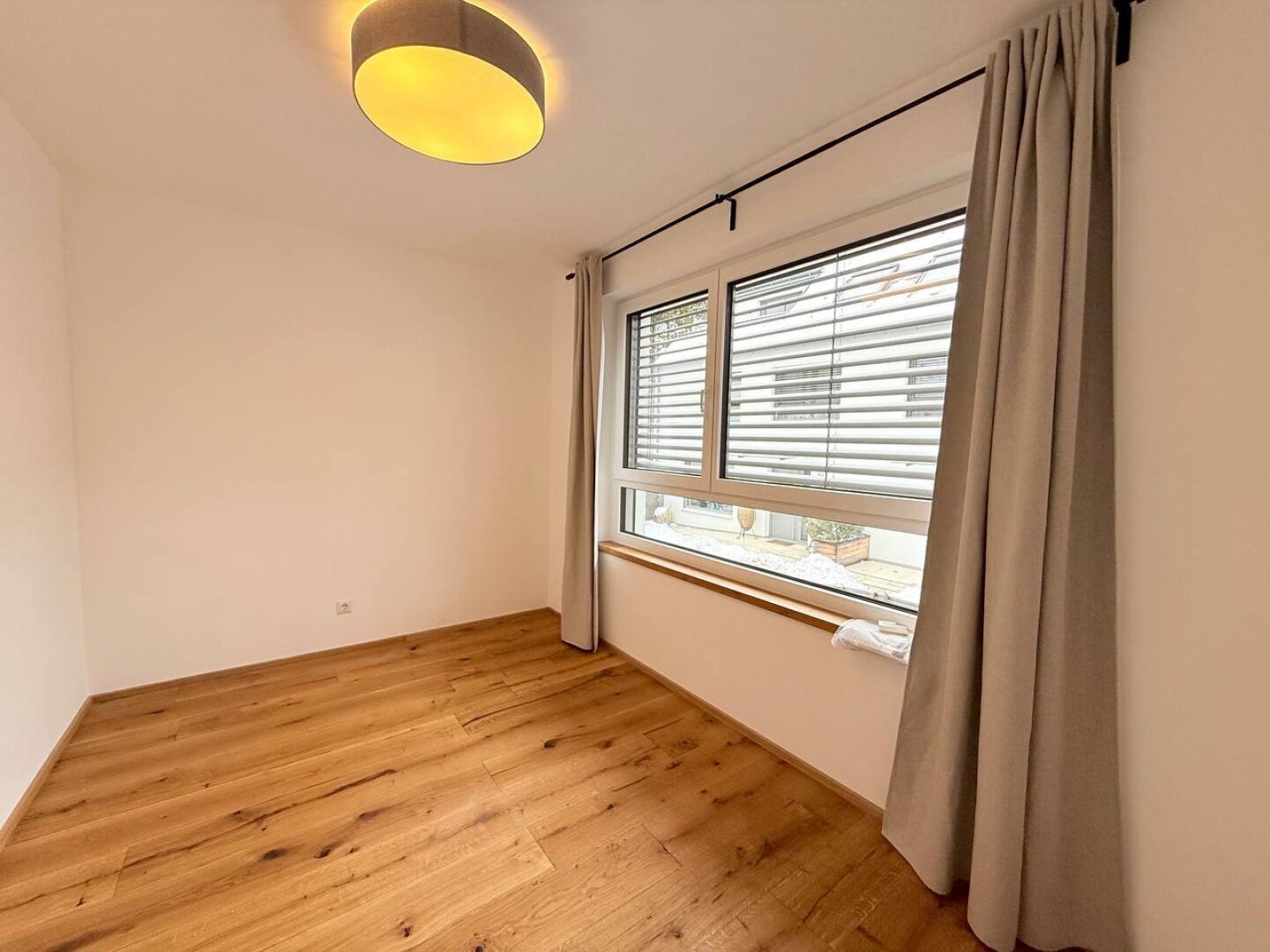 HOCHWERTIGE DOPPELHAUSHÄLFTE MIT GARTEN - STELLPLÄTZE - KELLER IN TRAUMHAFTER LAGE!