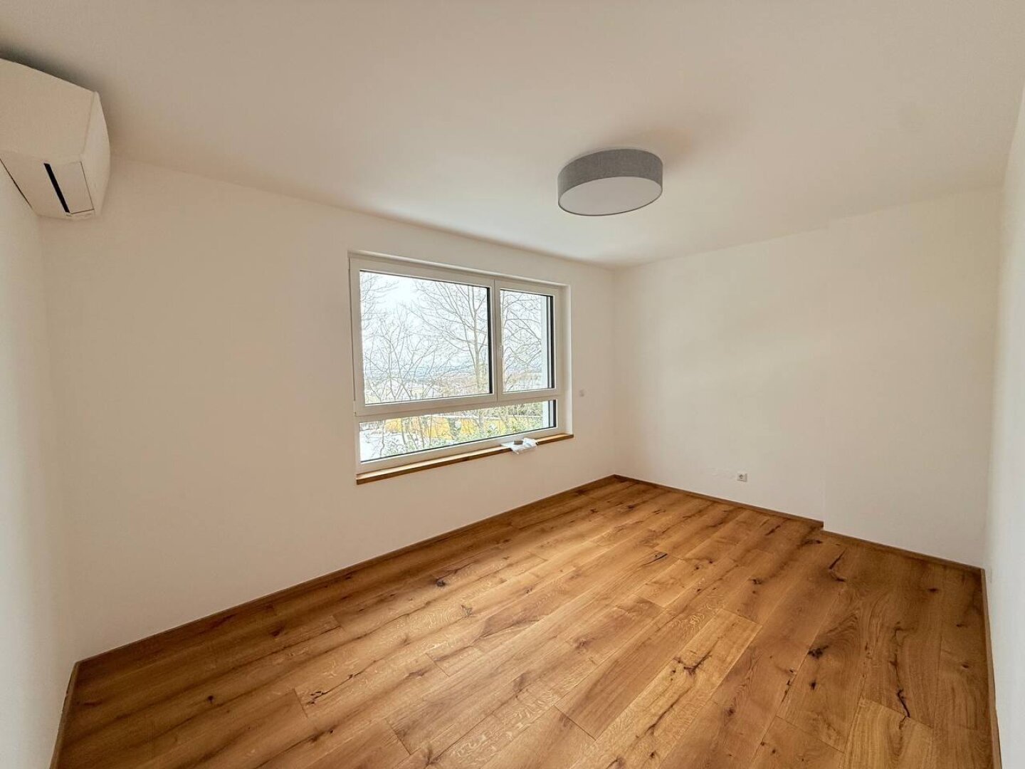 HOCHWERTIGE DOPPELHAUSHÄLFTE MIT GARTEN - STELLPLÄTZE - KELLER IN TRAUMHAFTER LAGE!