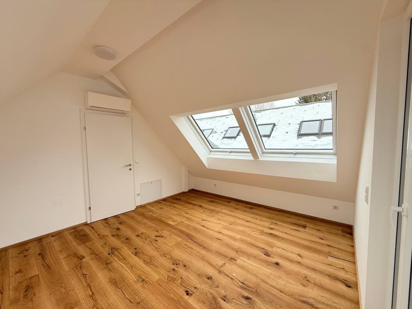 HOCHWERTIGE DOPPELHAUSHÄLFTE MIT GARTEN - STELLPLÄTZE - KELLER IN TRAUMHAFTER LAGE!