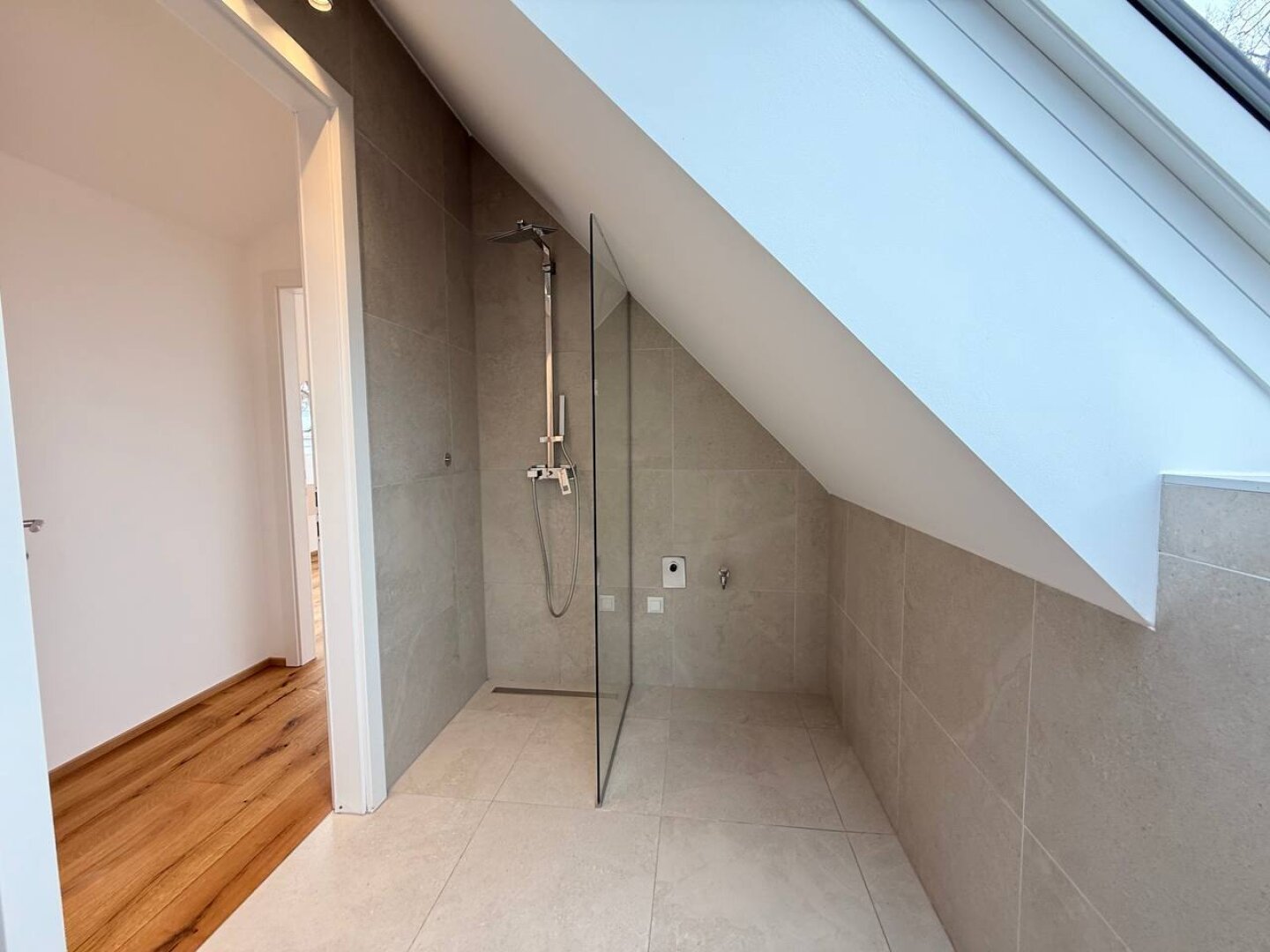 HOCHWERTIGE DOPPELHAUSHÄLFTE MIT GARTEN - STELLPLÄTZE - KELLER IN TRAUMHAFTER LAGE!