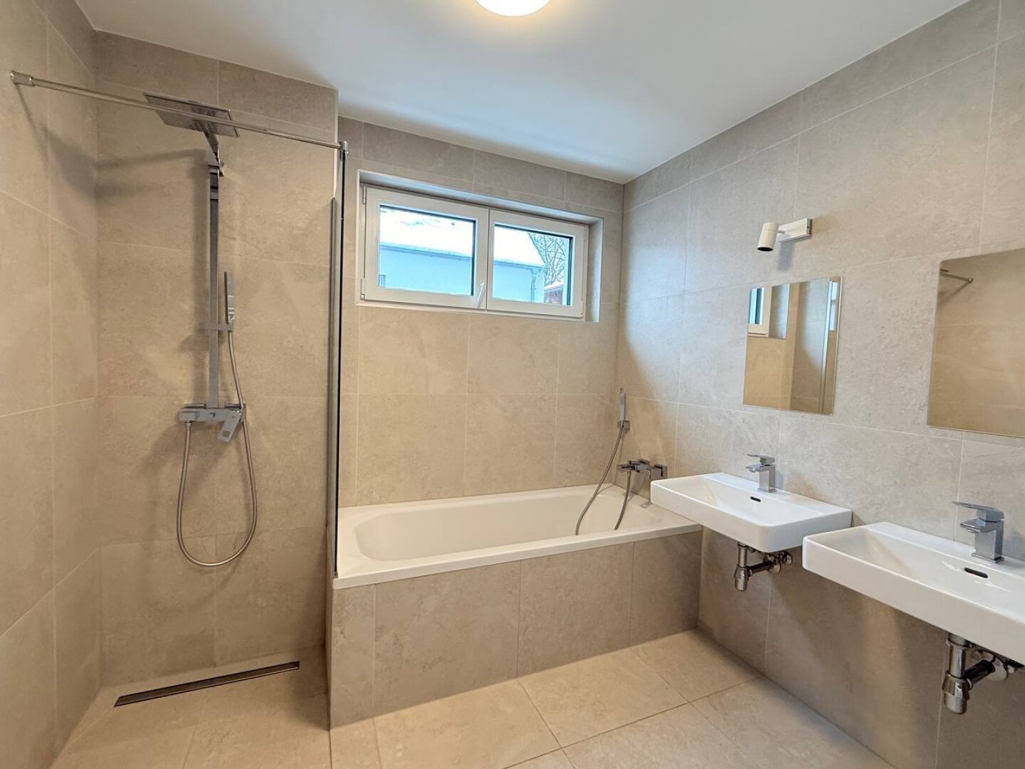 HOCHWERTIGE DOPPELHAUSHÄLFTE MIT GARTEN - STELLPLÄTZE - KELLER IN TRAUMHAFTER LAGE!