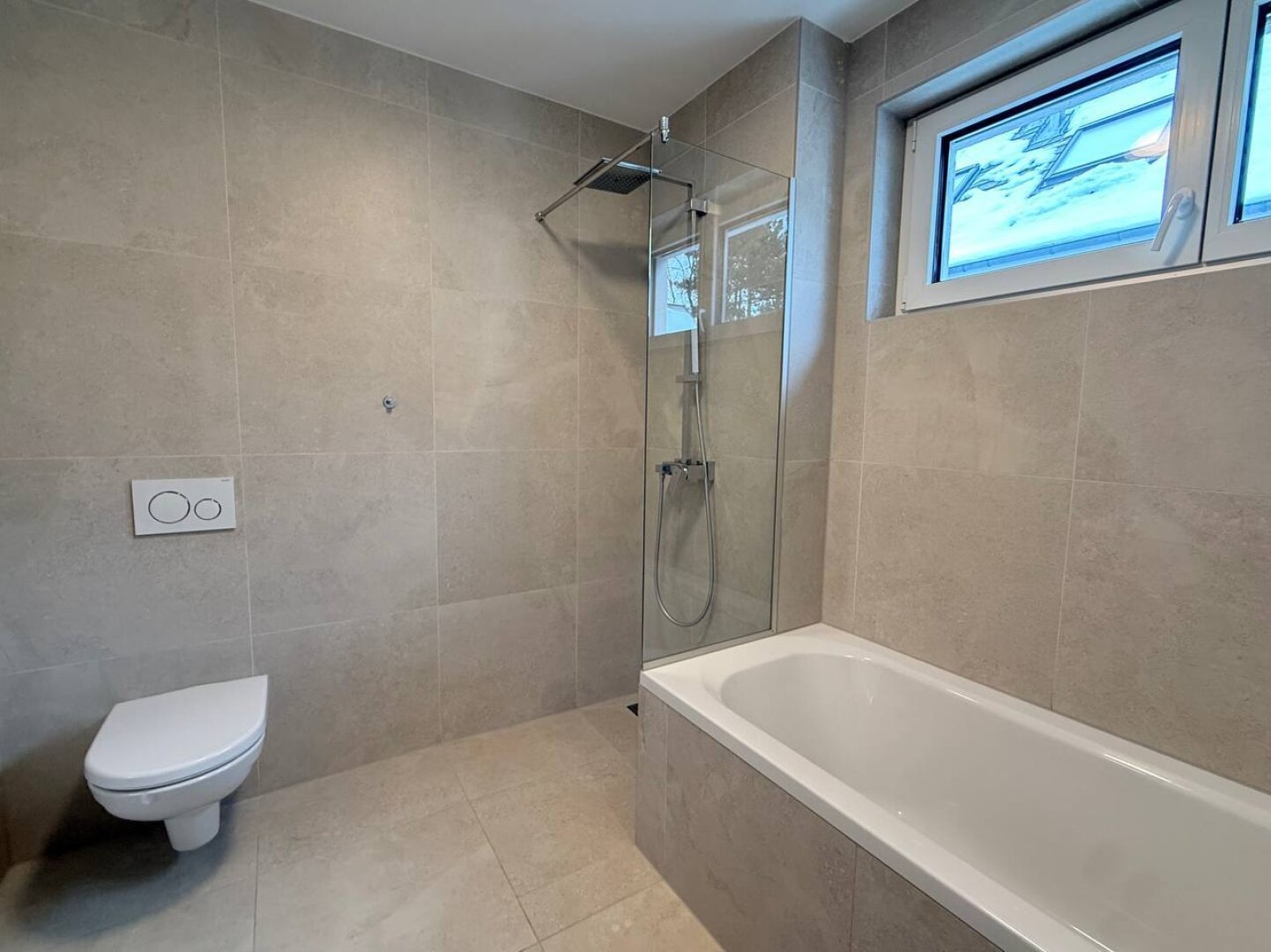 HOCHWERTIGE DOPPELHAUSHÄLFTE MIT GARTEN - STELLPLÄTZE - KELLER IN TRAUMHAFTER LAGE!