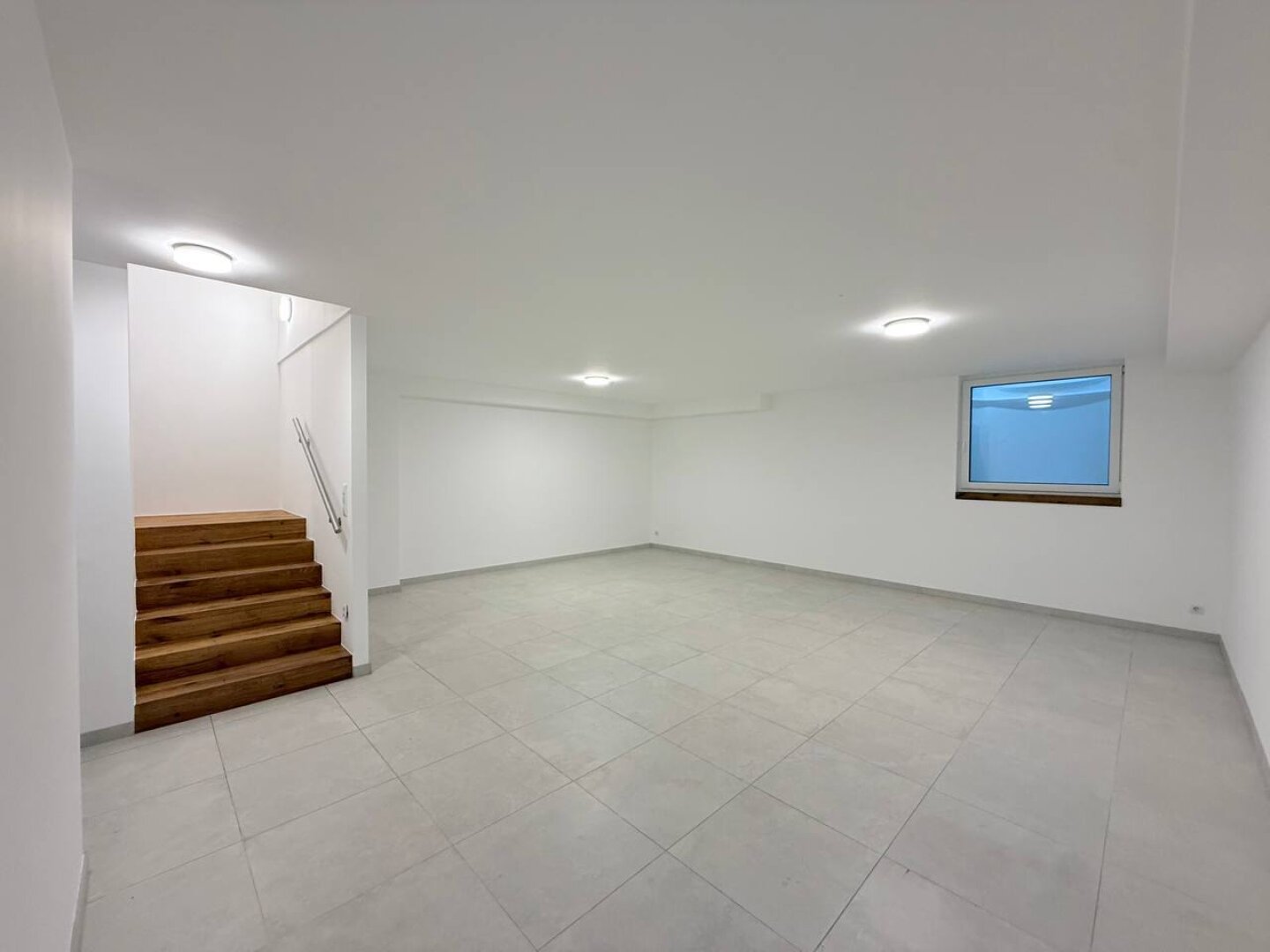 HOCHWERTIGE DOPPELHAUSHÄLFTE MIT GARTEN - STELLPLÄTZE - KELLER IN TRAUMHAFTER LAGE!