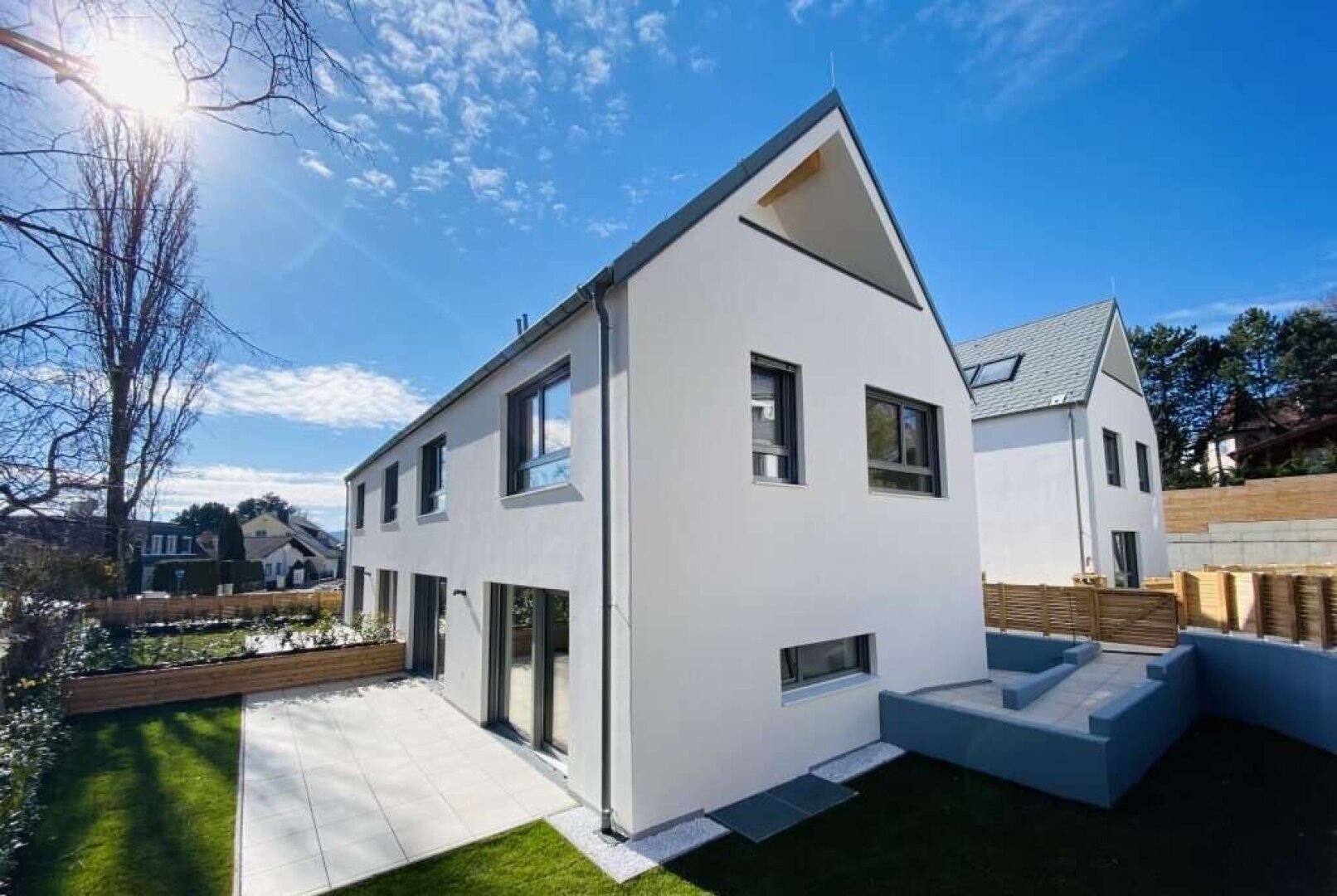 HOCHWERTIGE DOPPELHAUSHÄLFTE MIT GARTEN - STELLPLÄTZE - KELLER IN TRAUMHAFTER LAGE!