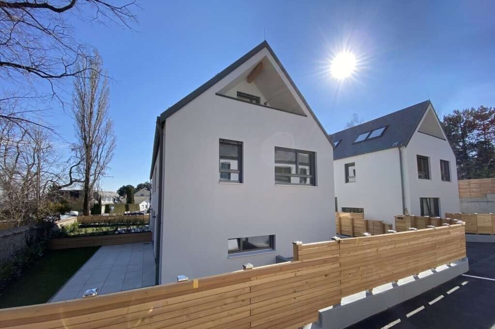 HOCHWERTIGE DOPPELHAUSHÄLFTE MIT GARTEN - STELLPLÄTZE - KELLER IN TRAUMHAFTER LAGE!