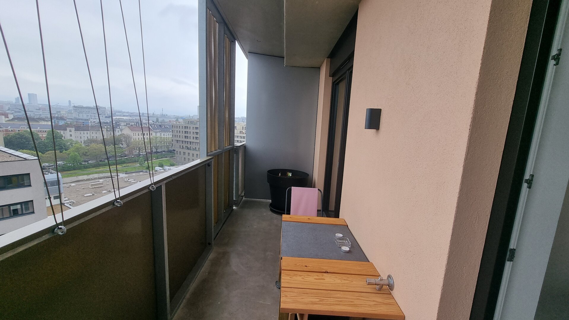 Möblierte 2-Zi-Wohnung Q Tower – 9. OG mit Süd-Balkon (1030)