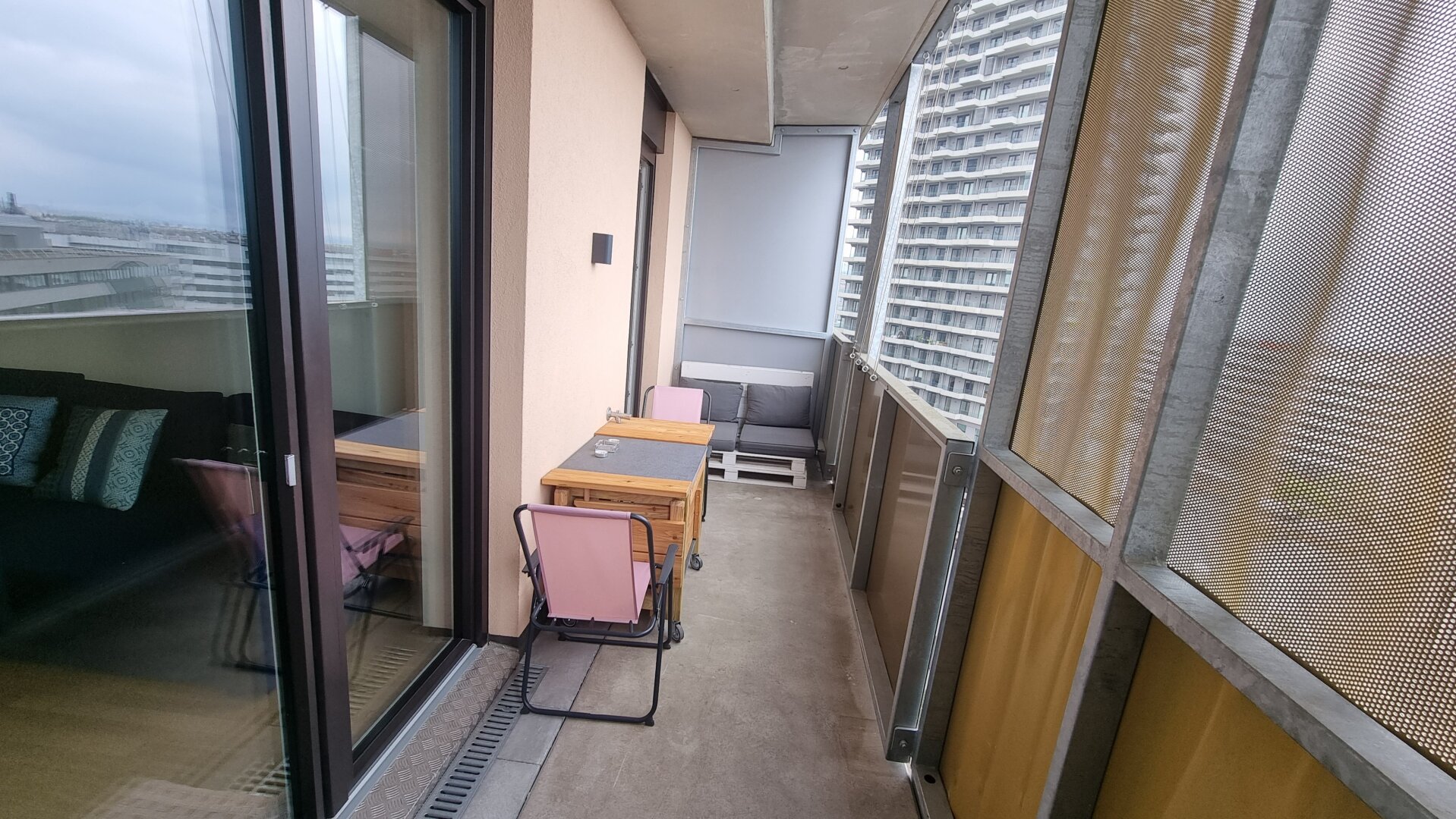 Möblierte 2-Zi-Wohnung Q Tower – 9. OG mit Süd-Balkon (1030)