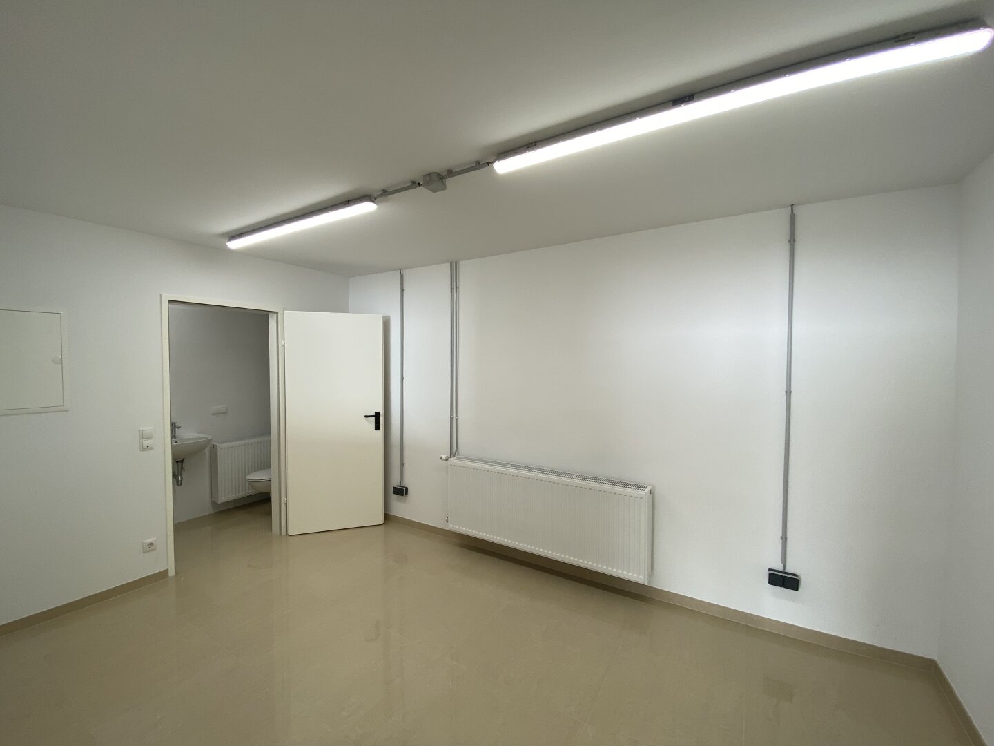Halle 87m² mit ebenerdiger Einfahrt in Top Lage im Industriezentrum