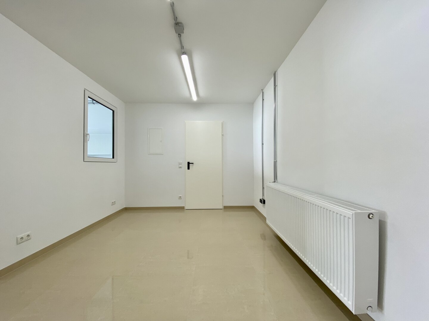 Halle 87m² mit ebenerdiger Einfahrt in Top Lage im Industriezentrum