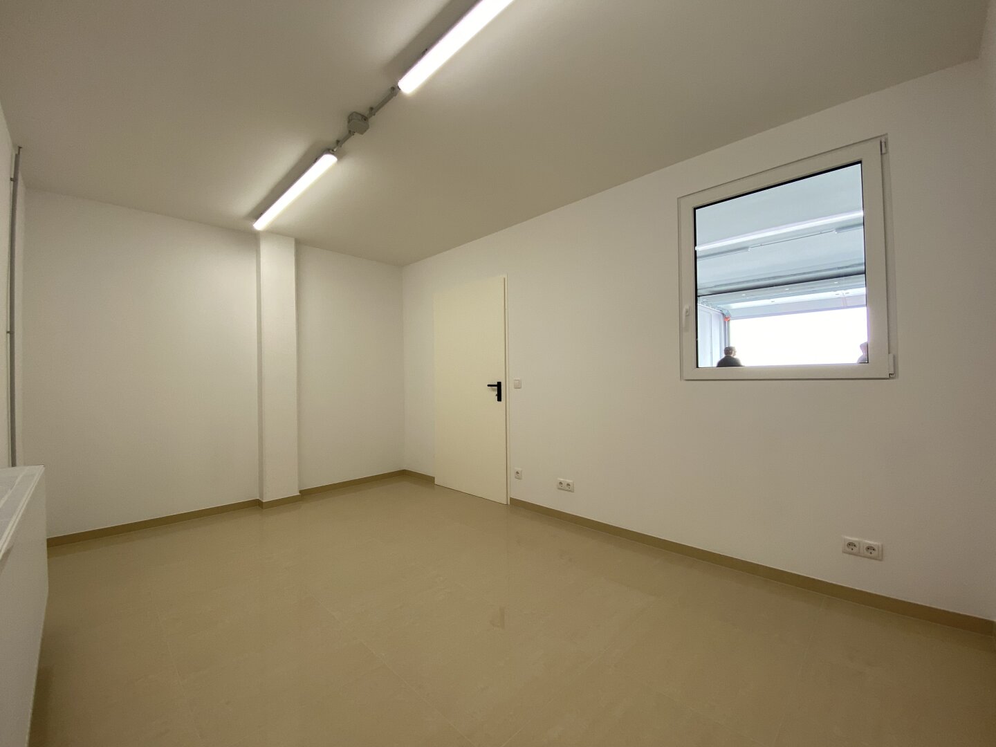 Halle 87m² mit ebenerdiger Einfahrt in Top Lage im Industriezentrum
