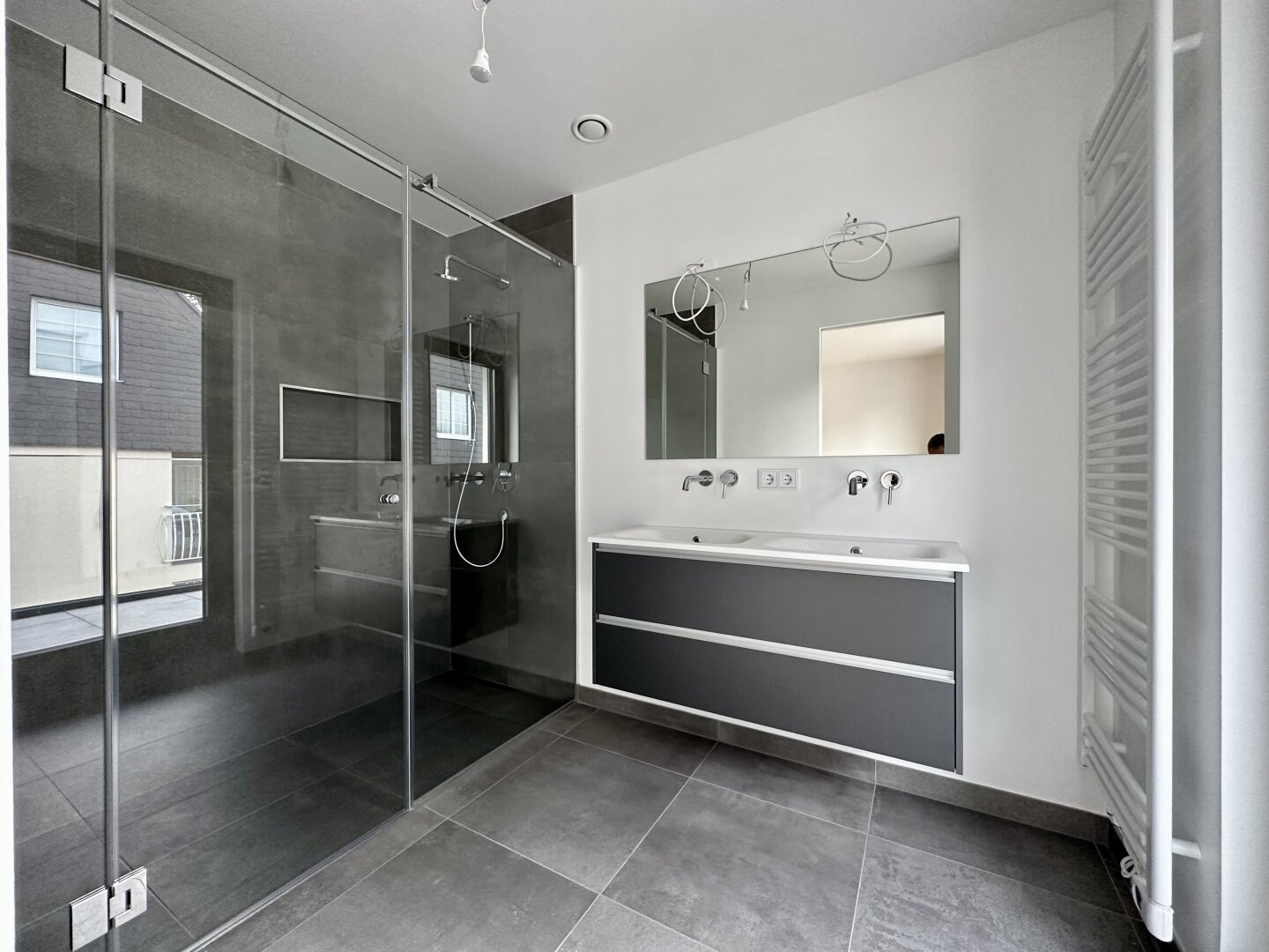 2-Zimmer-Luxuswohnung im Grünen - Dachterrasse - Balkon mit Fernblick - Wärmepumpe!