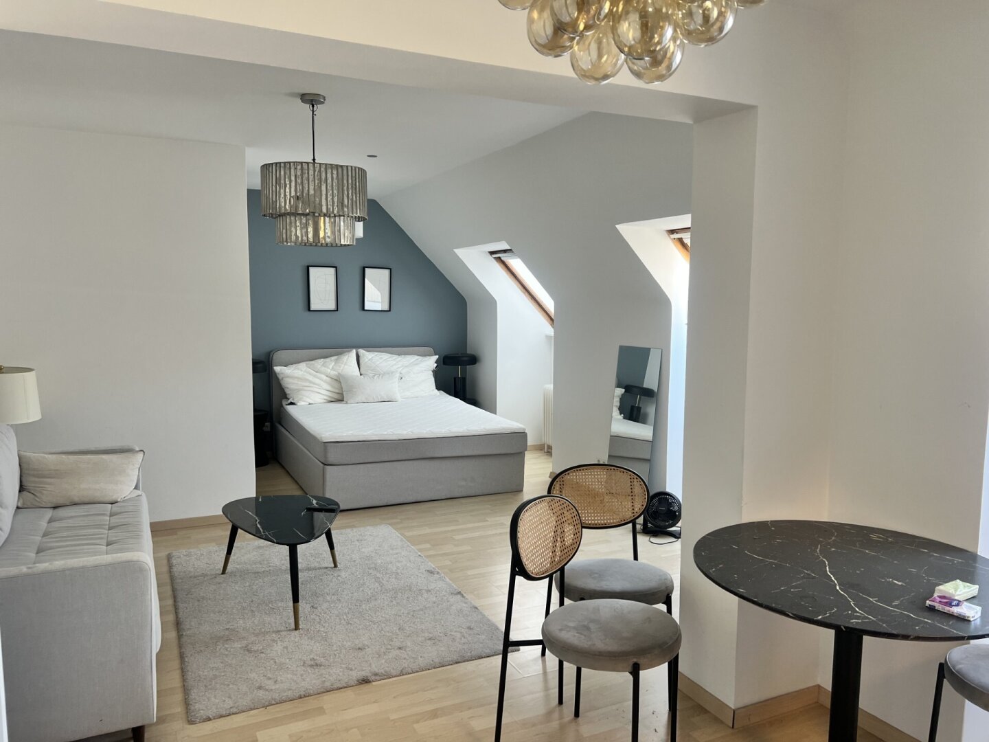 voll möblierte 1-Zimmer-DG-Wohnung in 1060 Wien mit Einbauküche und Aufzug zu mieten!
