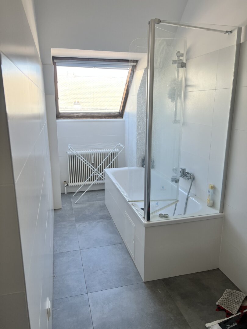 voll möblierte 1-Zimmer-DG-Wohnung in 1060 Wien mit Einbauküche und Aufzug zu mieten!