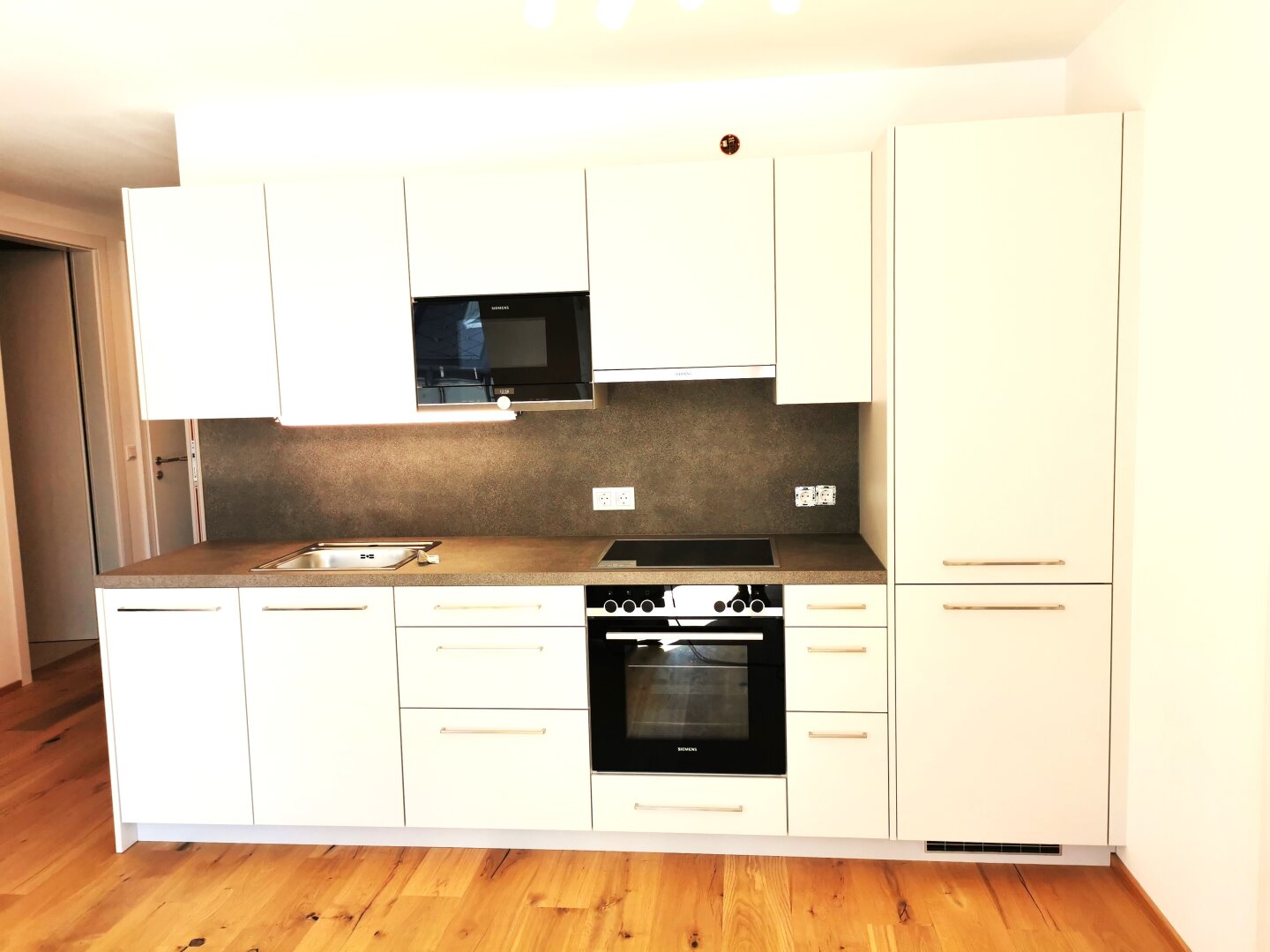 Moderne DG-Terrassenwohnung mit Parkplatz nahe U1(Großfeldsiedlung 5.Min)