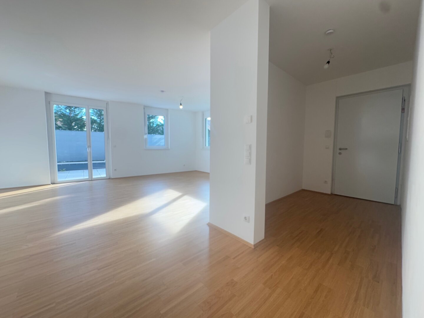 Großzügige Neubau-Wohnung mit privatem Garten und Sonnen-Terrasse