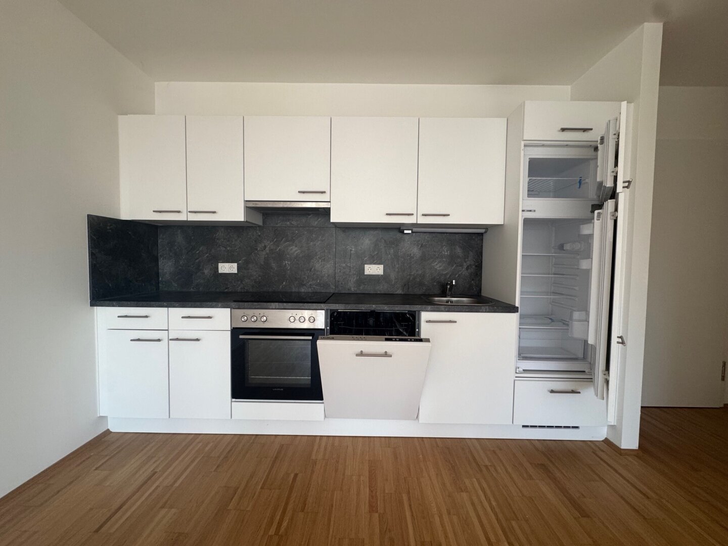 Sonnige NEUBAU-Wohnung mit Loggia I Tischlerküche I Echtholzparkett