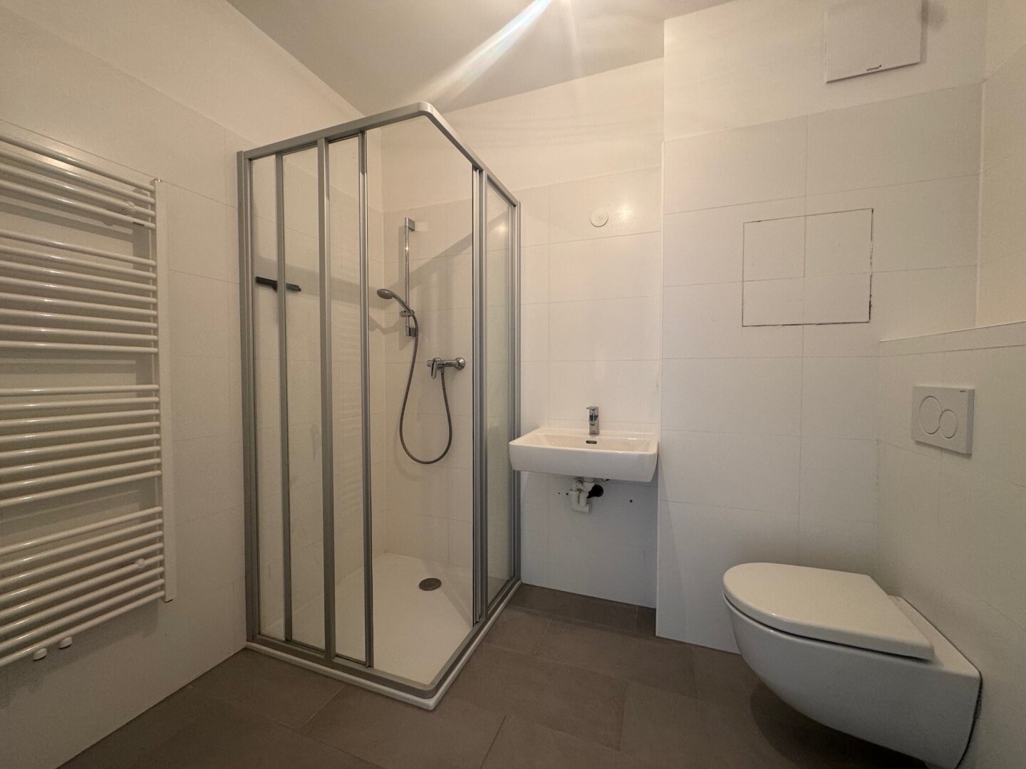 Sonnige NEUBAU-Wohnung mit Loggia I Tischlerküche I Echtholzparkett