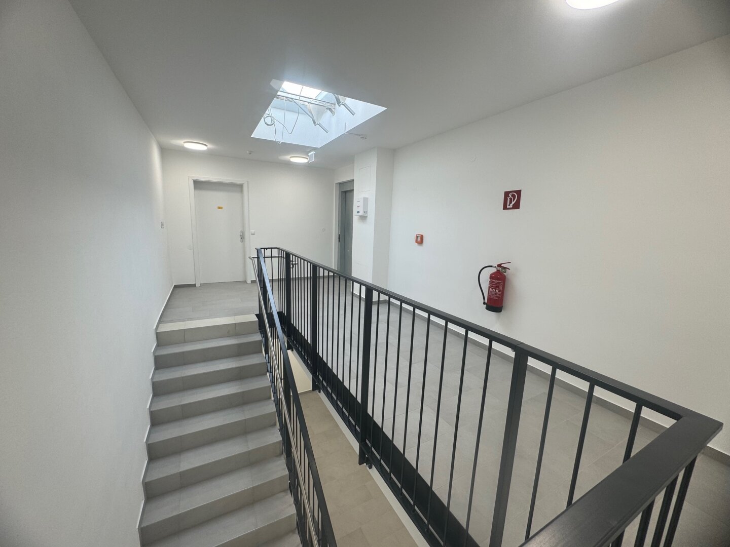 Sonnige NEUBAU-Wohnung mit Loggia I Tischlerküche I Echtholzparkett