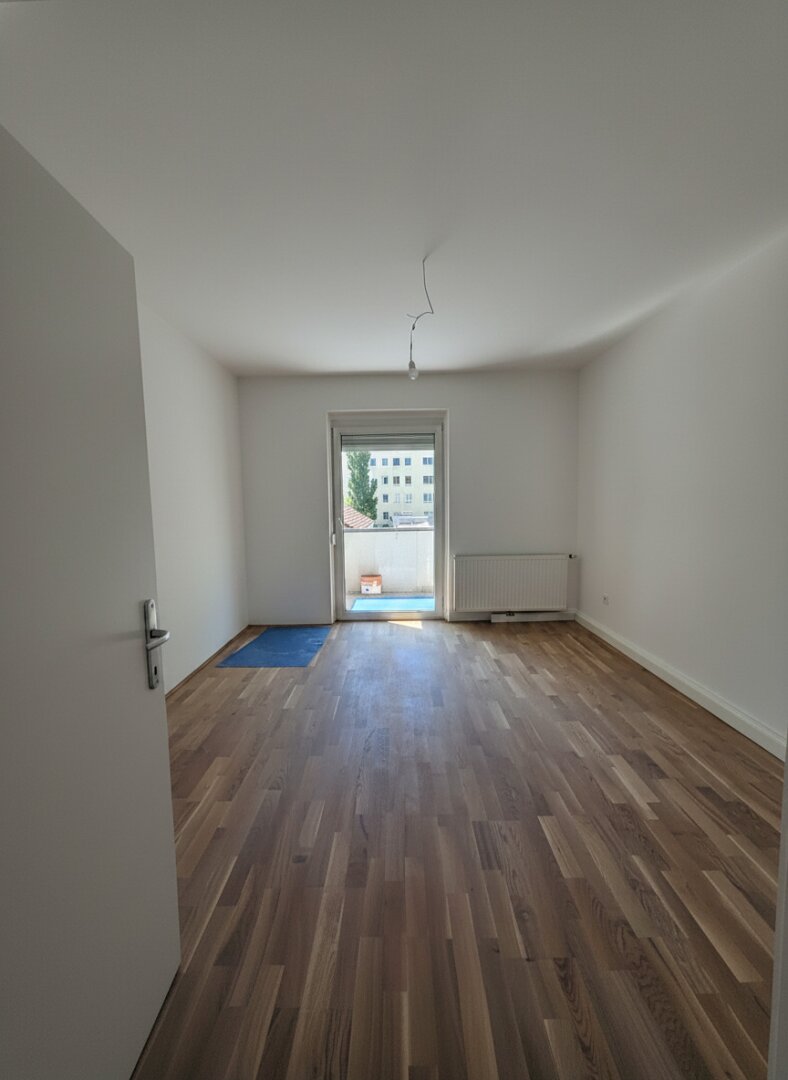 Schlafzimmer mit Zugang auf den Balkon
