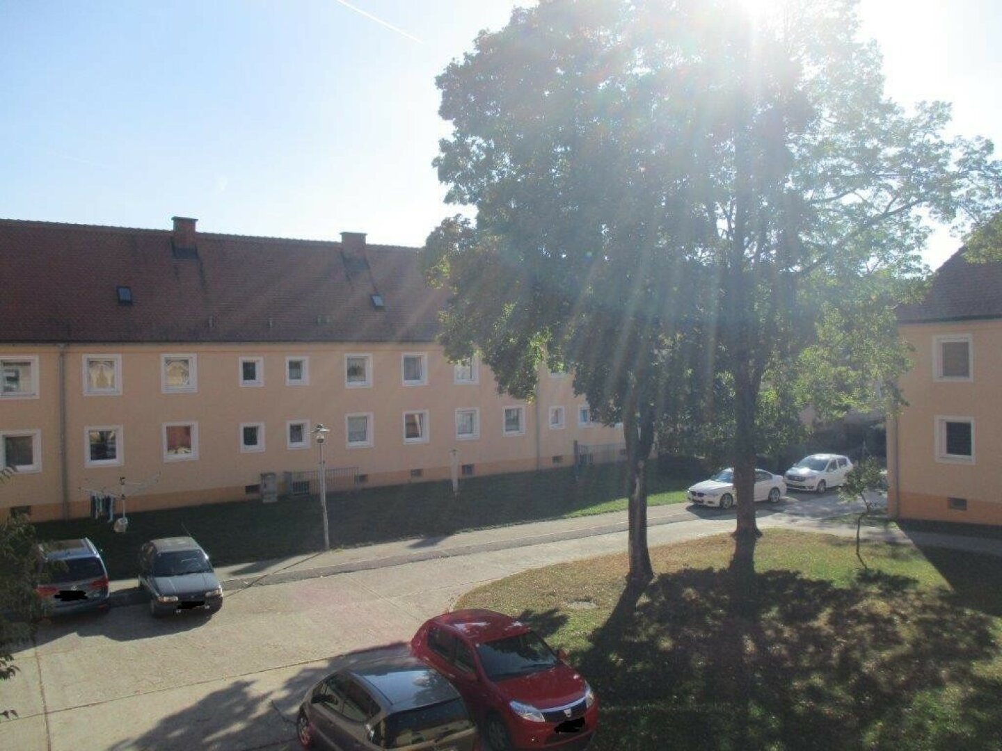 aus dem Fenster blickend, hauseingangseitig