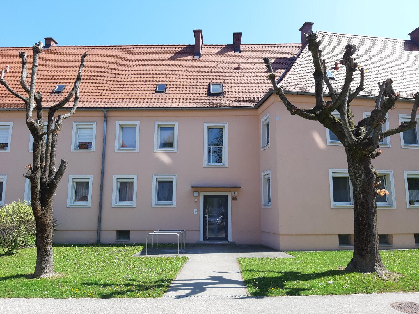Fantastische Wohnatmosphäre in sonniger 3-immer-Wohnung wird geboten - inklusive aller Annehmlichkeiten einer zentrumsnahen und ruhigen Grünlage!
