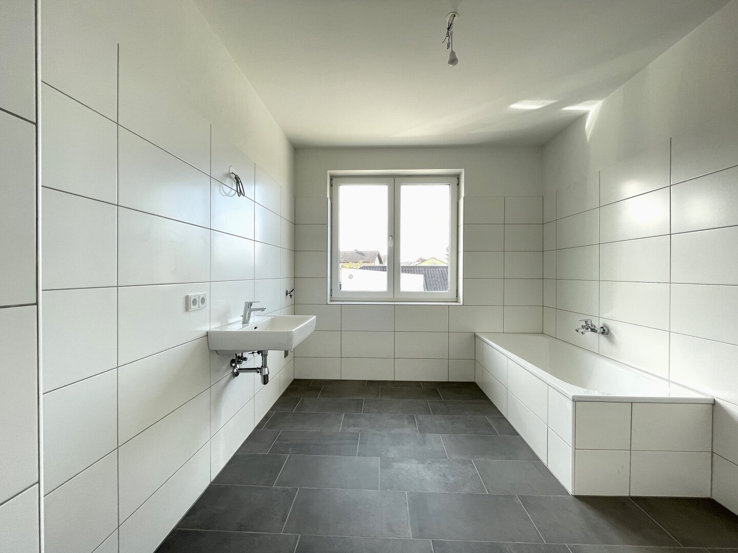 Badezimmer mit Fenster