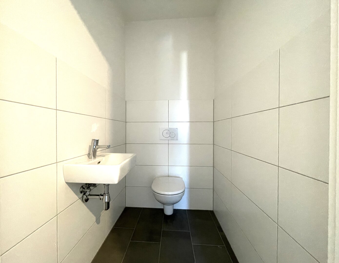 WC mit Handwaschbecken