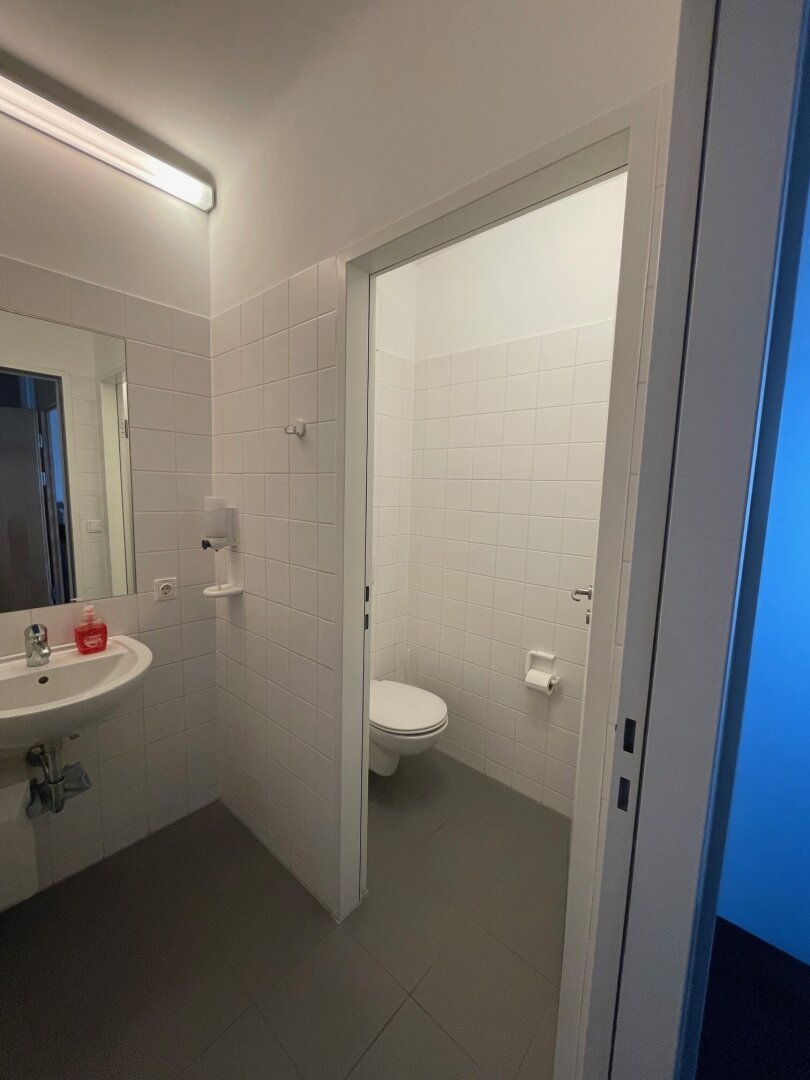 FROSCHBERG! (Optional) neue sanierte teilmöblierte rd. 74,40 m² Geschäfts-/Ordinations-/Bürofläche zum sofort Einziehen! Ausreichend Parkmöglichkeiten! 1A Infrastruktur und Erreichbarkeit - nur wenige Minuten vom Linzer Hauptbahnhof!