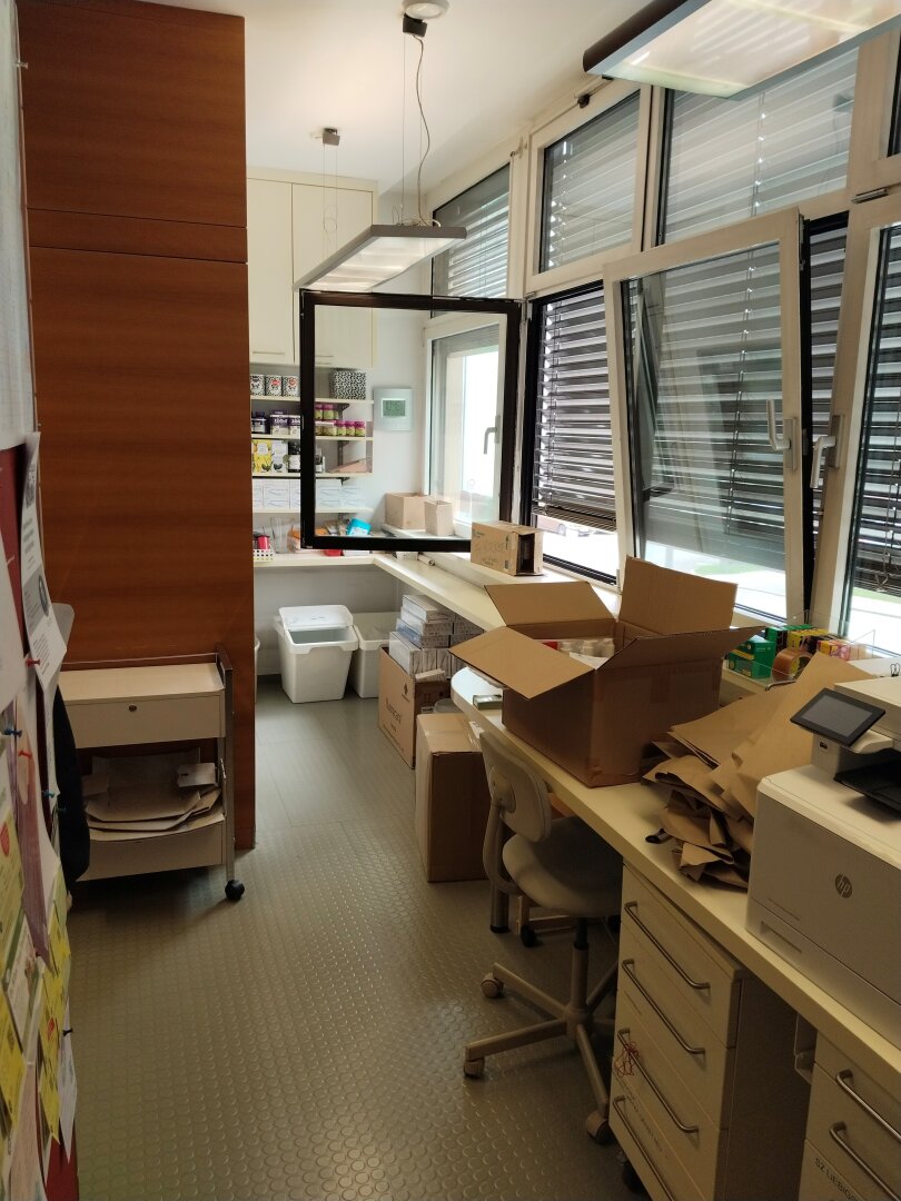 Vielseitig nutzbare (optional vollausgestattete) Geschäfts-/Ordinationsfläche im florierenden Einkaufs-/Vitalzentrum Muldenstraße mieten und von der hohen Kundenfrequenz profitieren! Provisionsfrei!