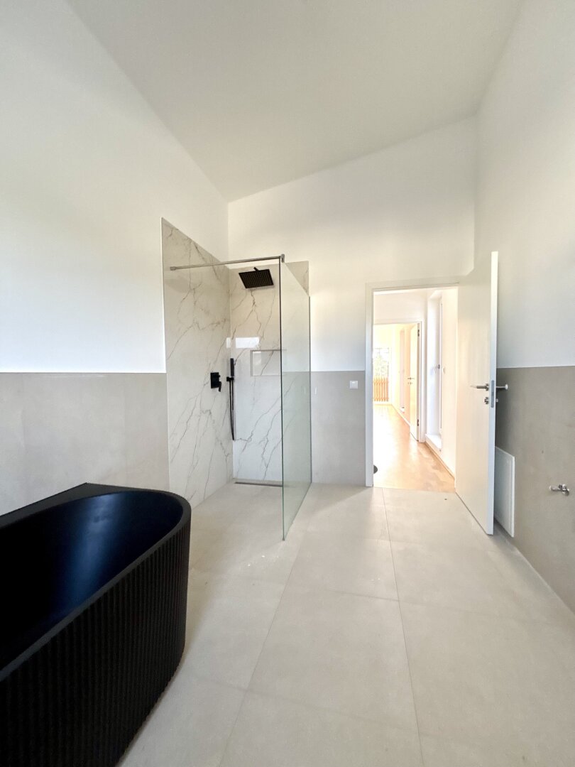 Moderne Doppelhaushälfte in Steinabrückl: Erstbezug mit Garten, Balkon und Terrassen!