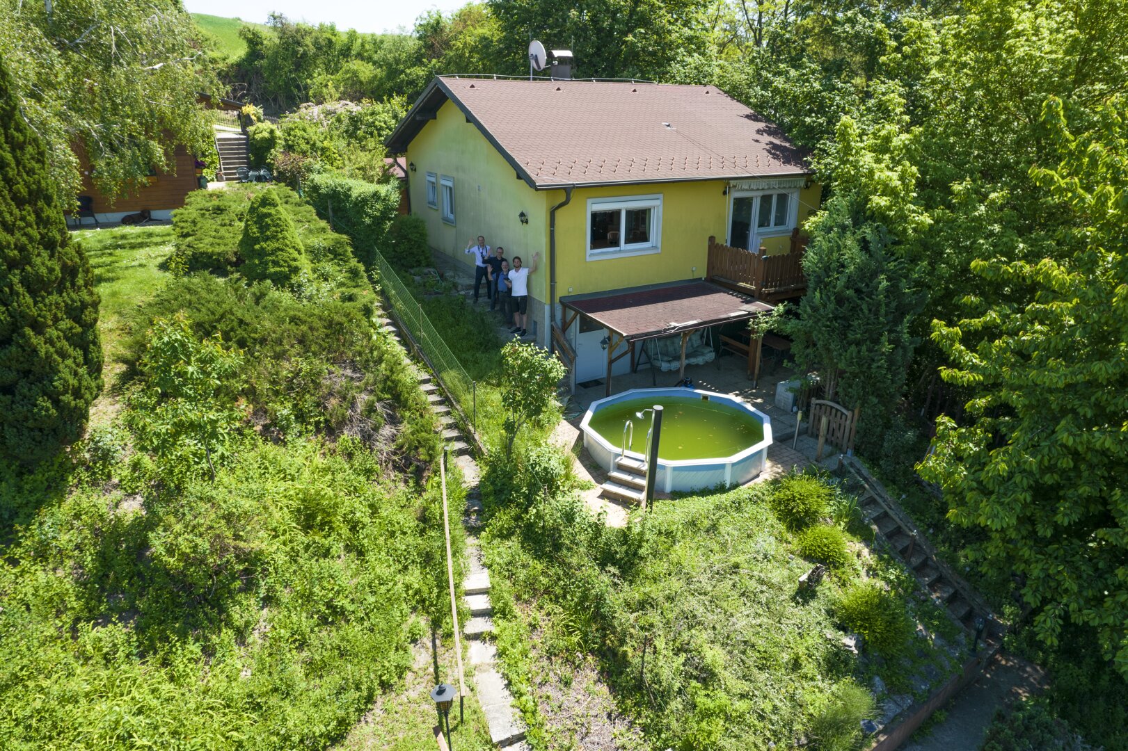 Drohnenblick von Norden zum Haus
