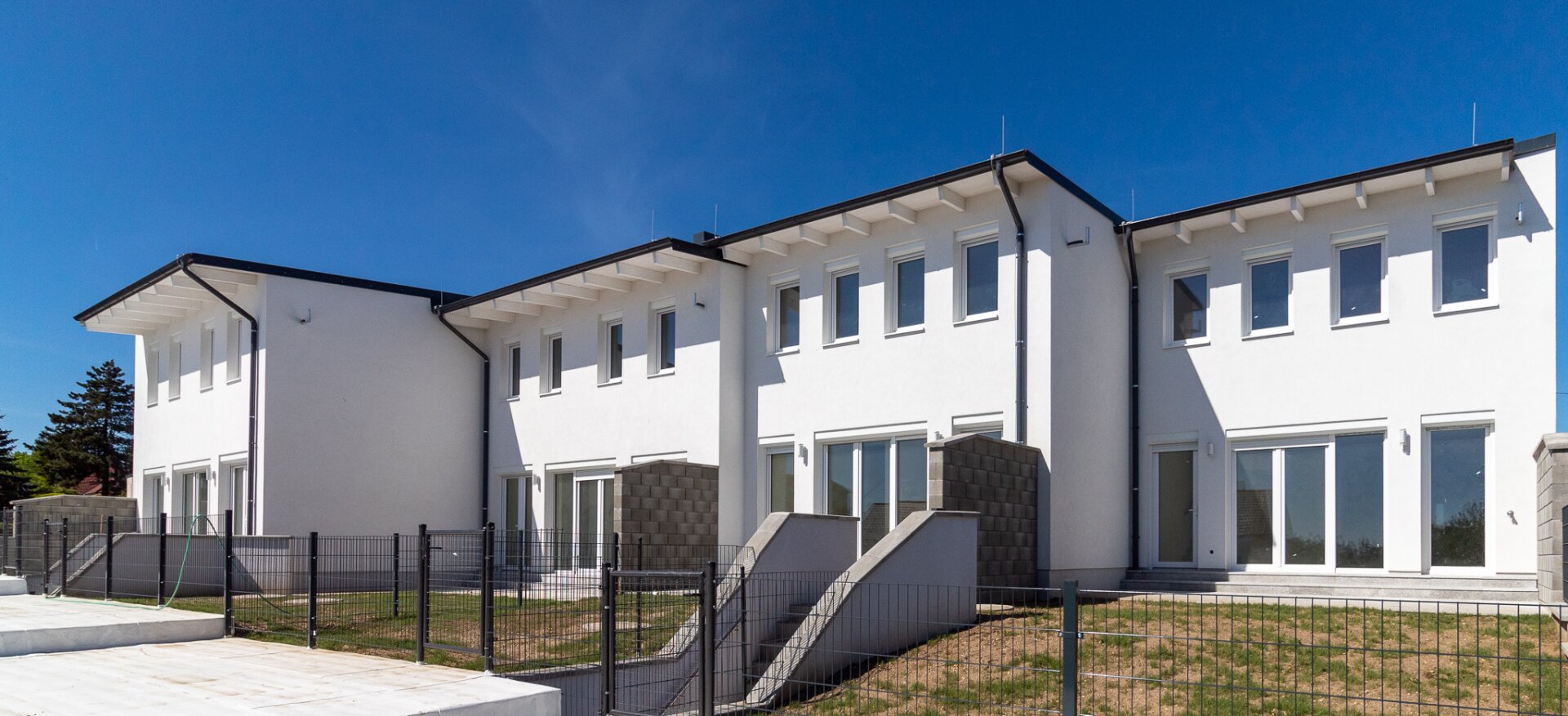 Blick zur Terrasse: 2. Haus von links