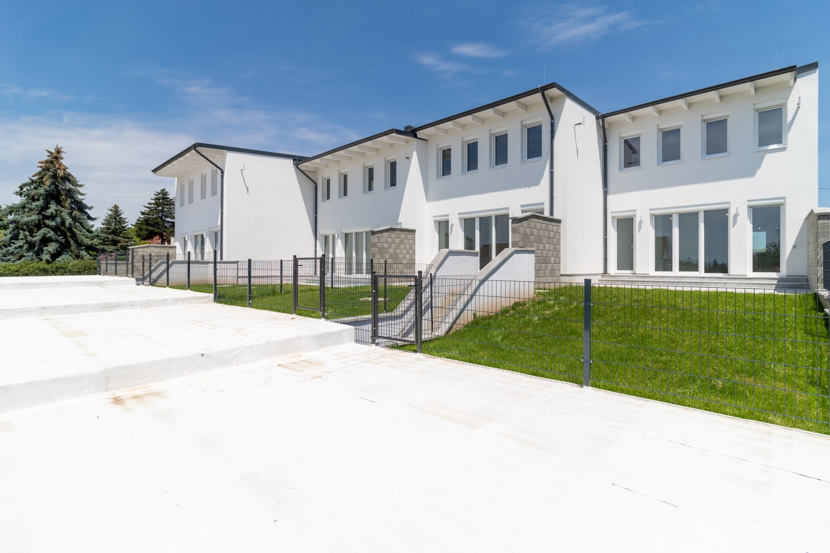 Blick vom Carportdach zum Garten und Haus