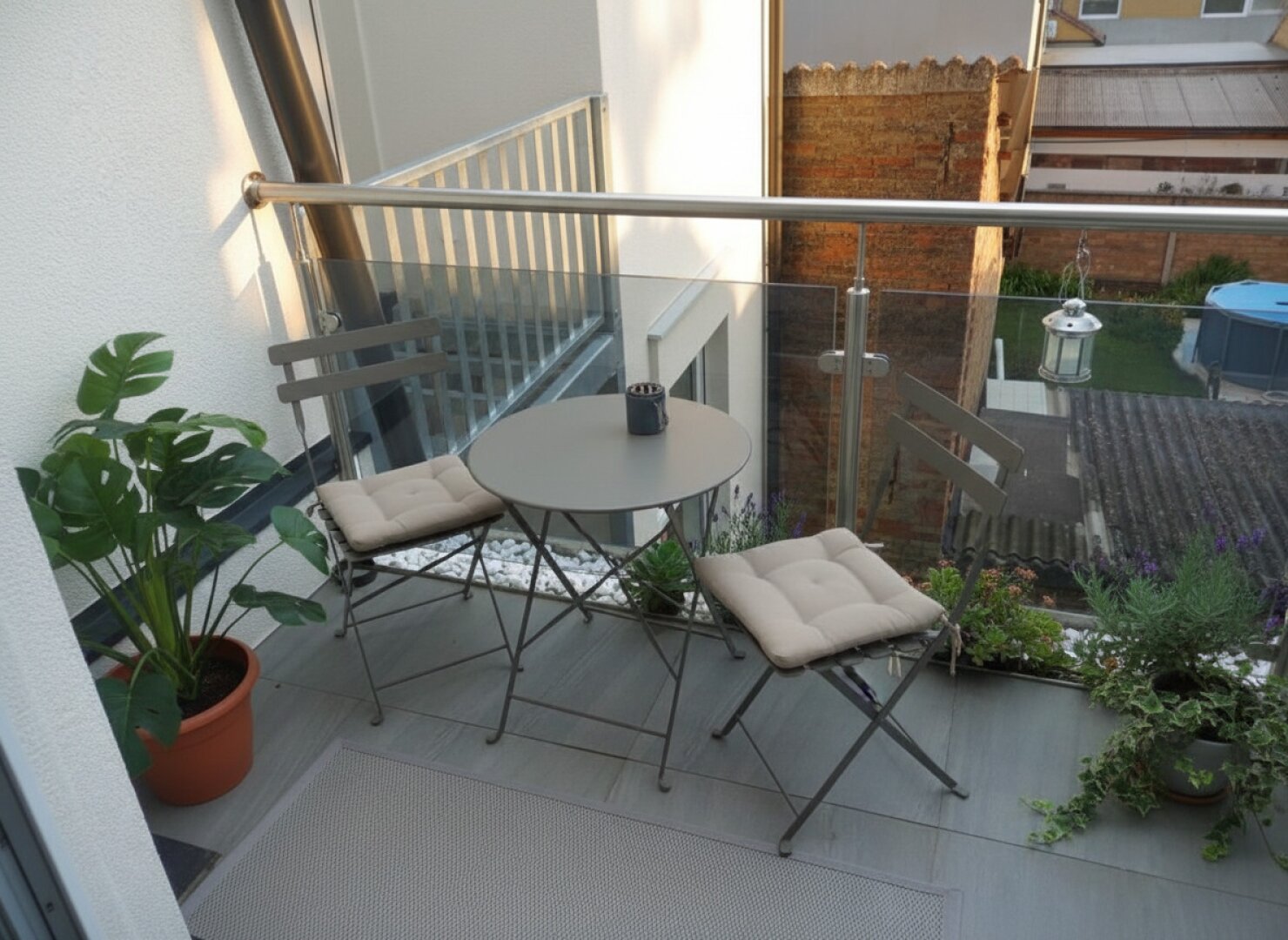 Balkon: KI generierte Einrichtung