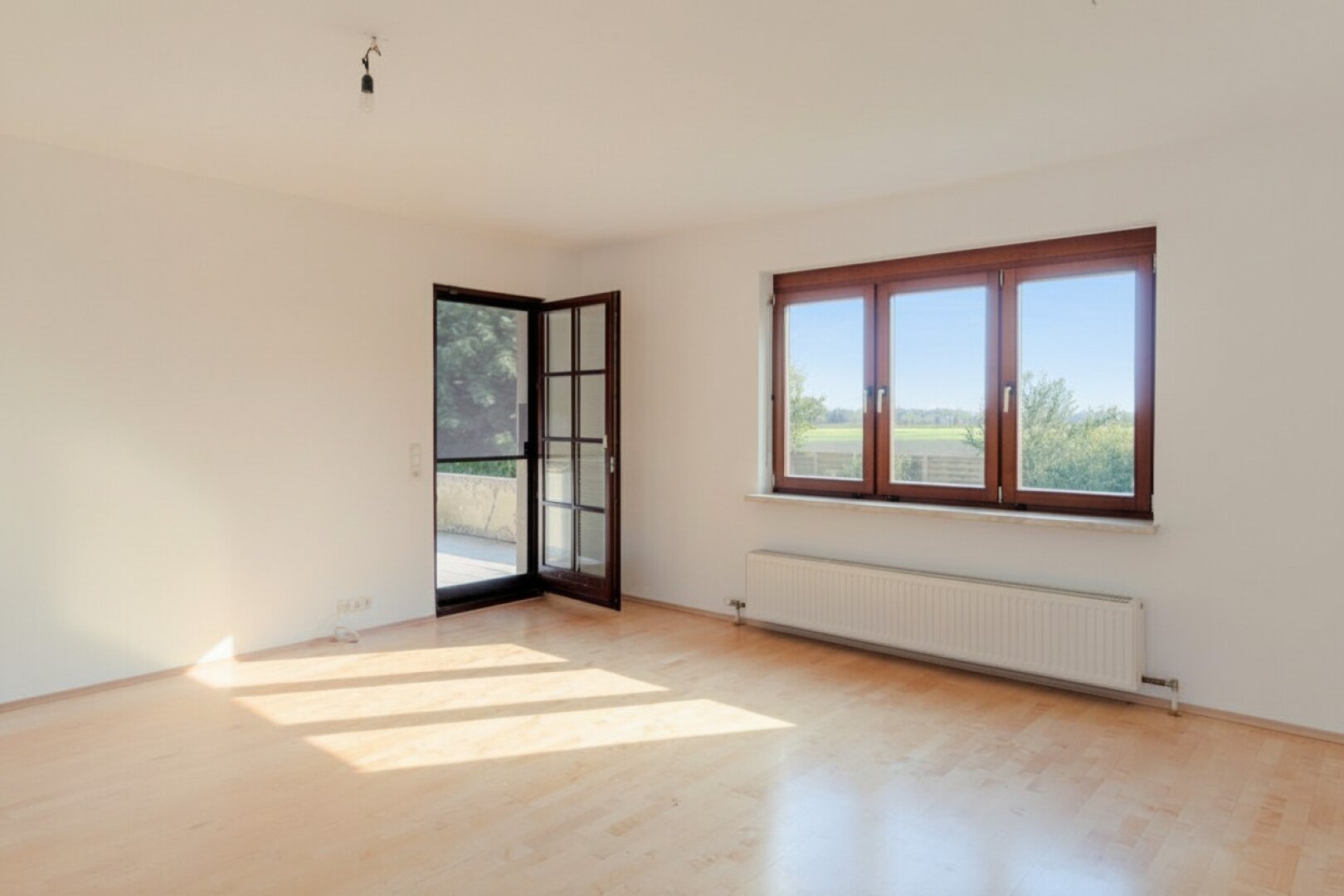 Wohnbereich mit Ausgang auf die Terrasse und in den Garten