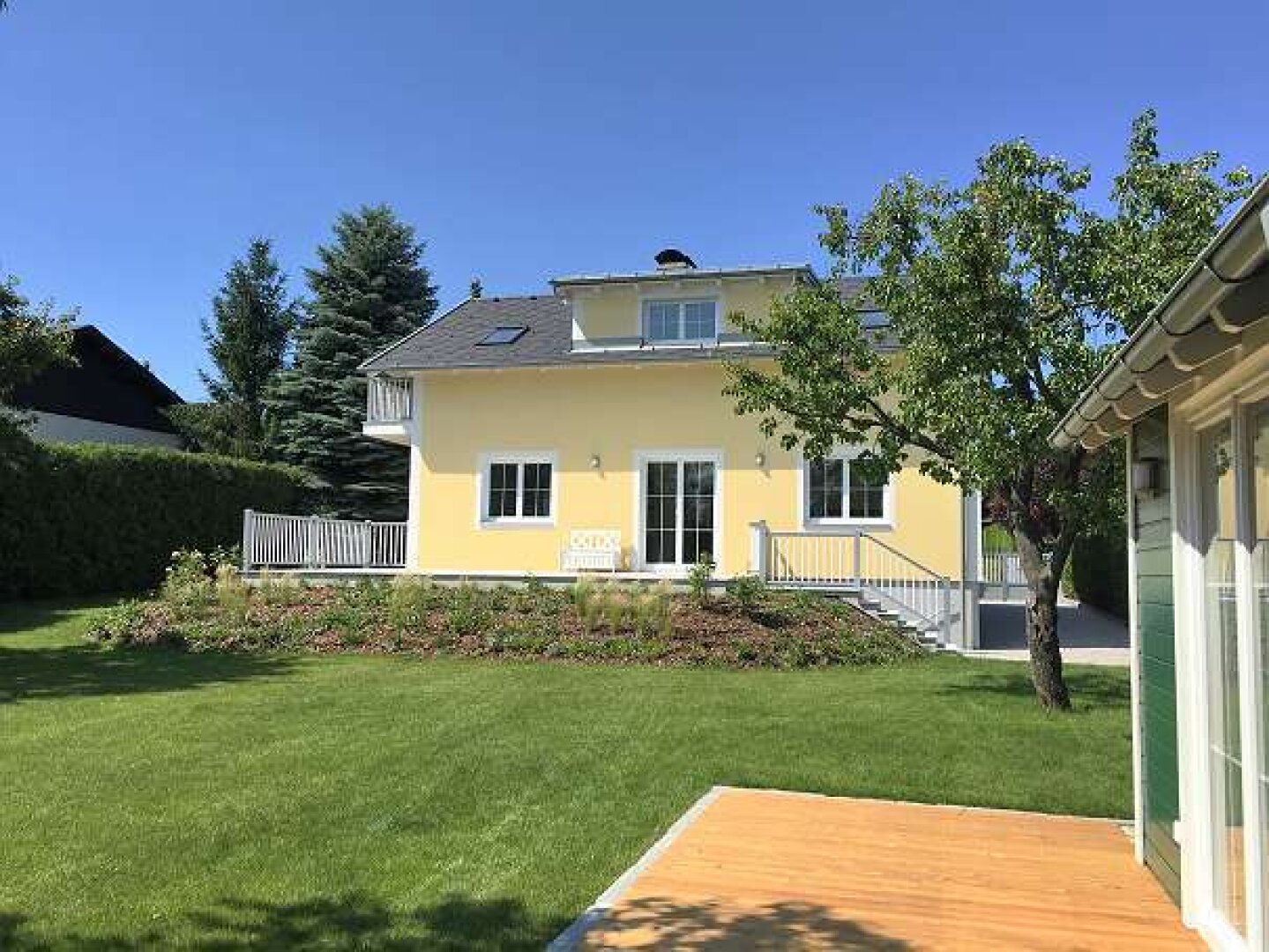 Blick vom Gartenhaus zur Terrasse