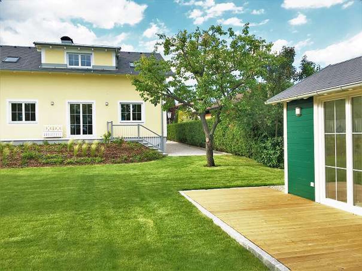 Blick vom Gartenhaus zum Haus