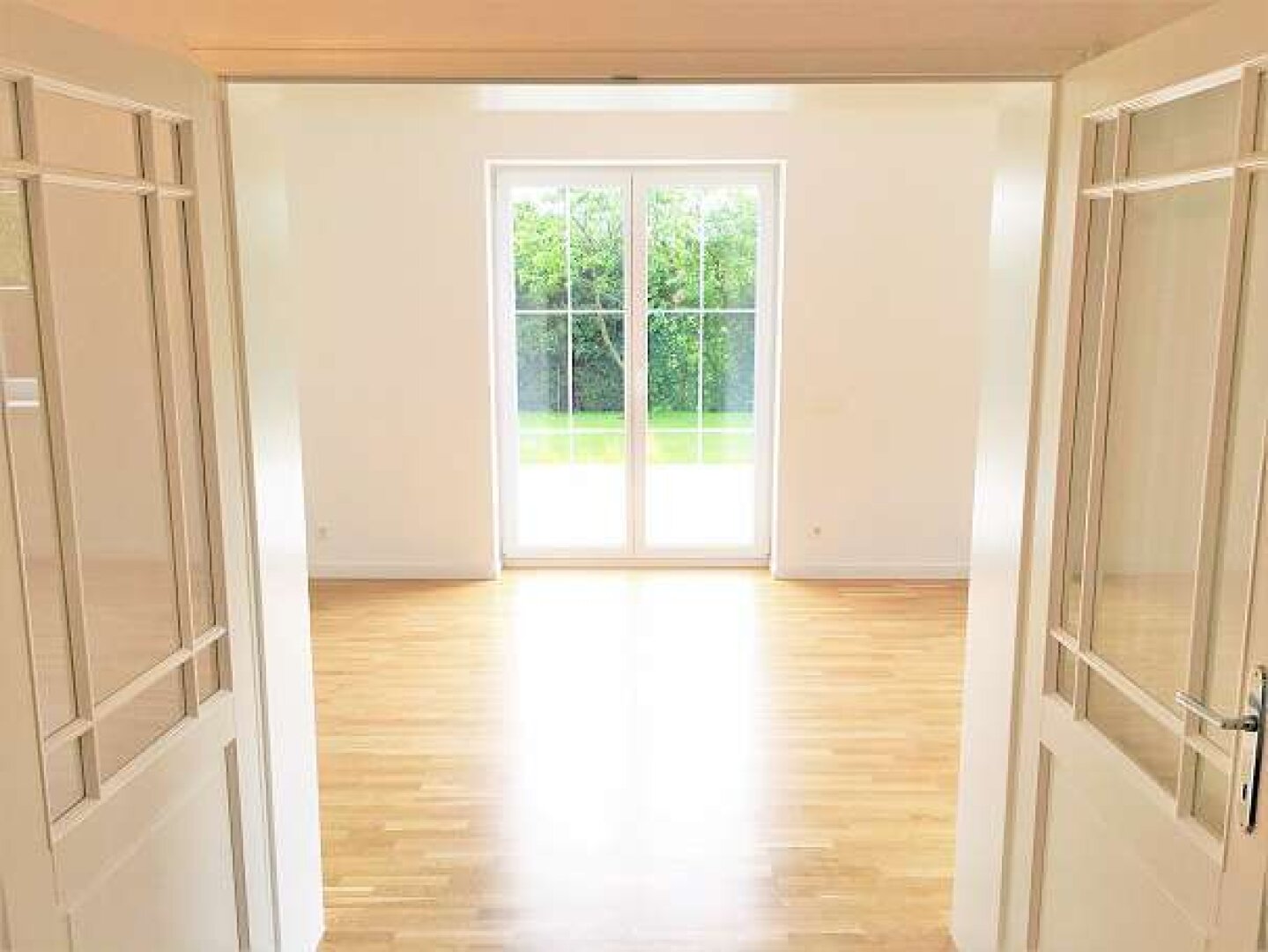 Blick in den Wohnbereich mit Terrassenausgang