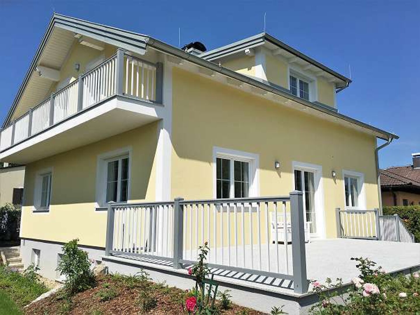 Blick zur Terrasse und zum Balkon