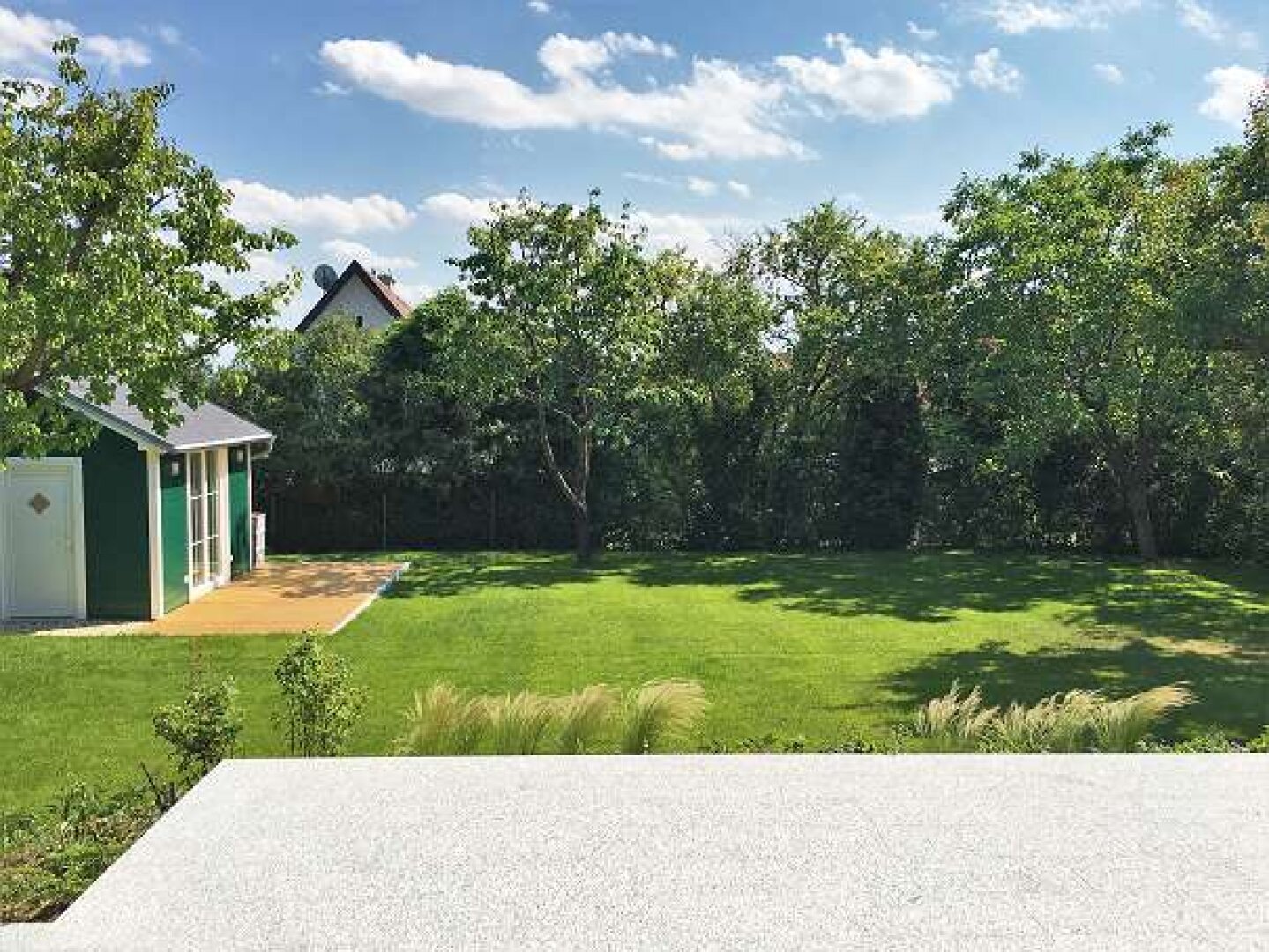 Blick von der Terrasse in den Eigengarten