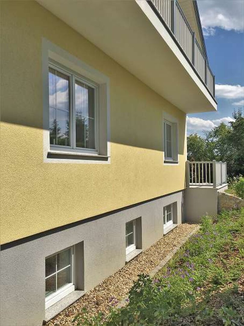 Blick zu den Untergeschoss-Tageslichtfenstern