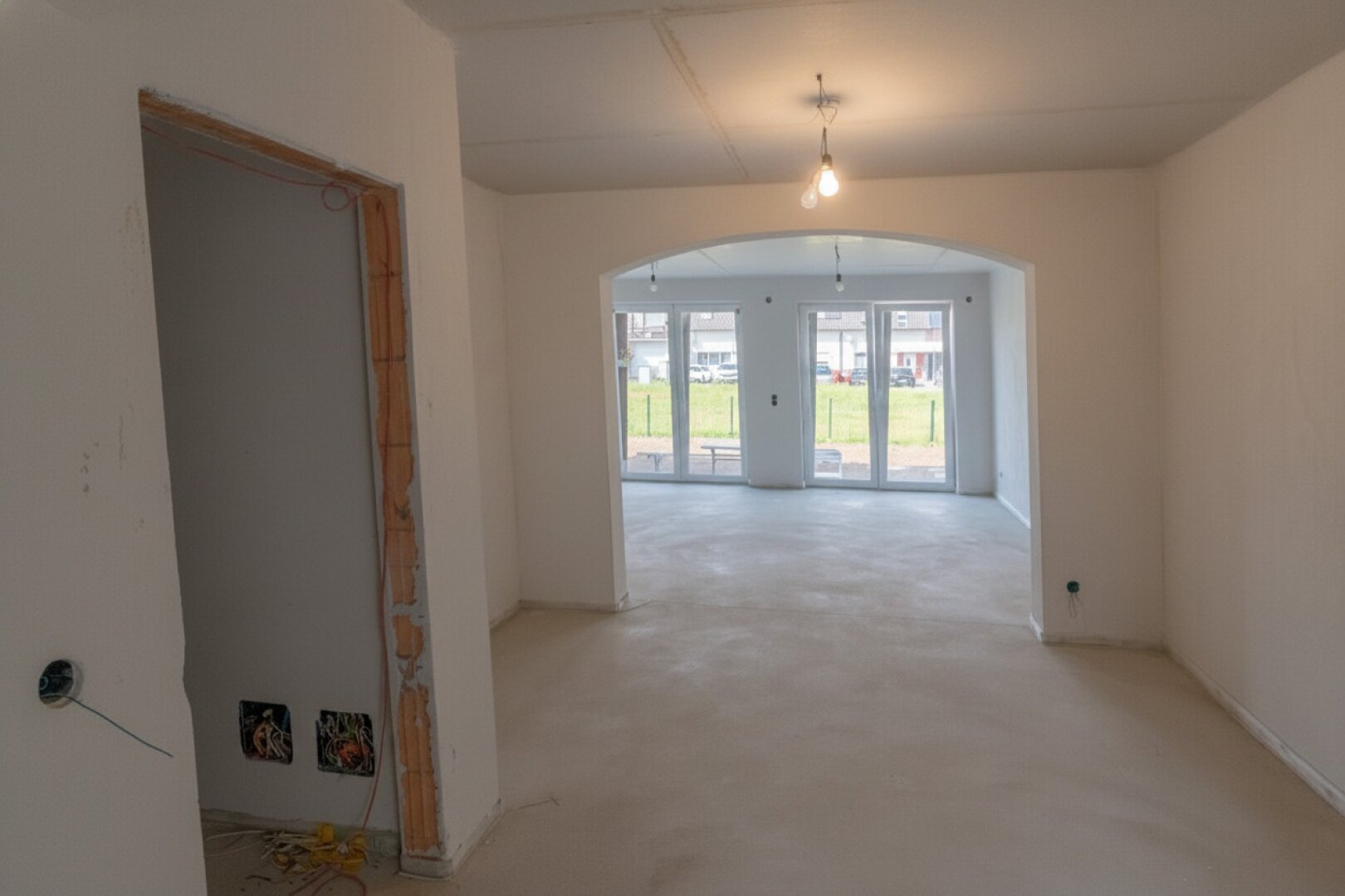 Blick von der Küche zum Wohnbereich und Terrassenausgang