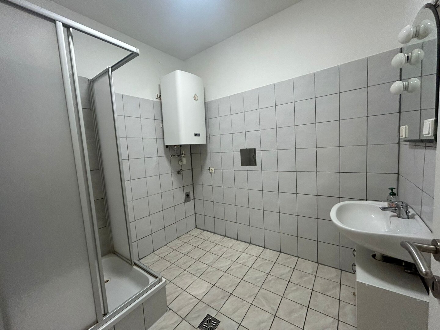 RENDITE - vermietete Eigentumswohnung mit allgemeinen Balkon und eigenen Parkplatz gelangt in 2630 Ternitz zum Verkauf!