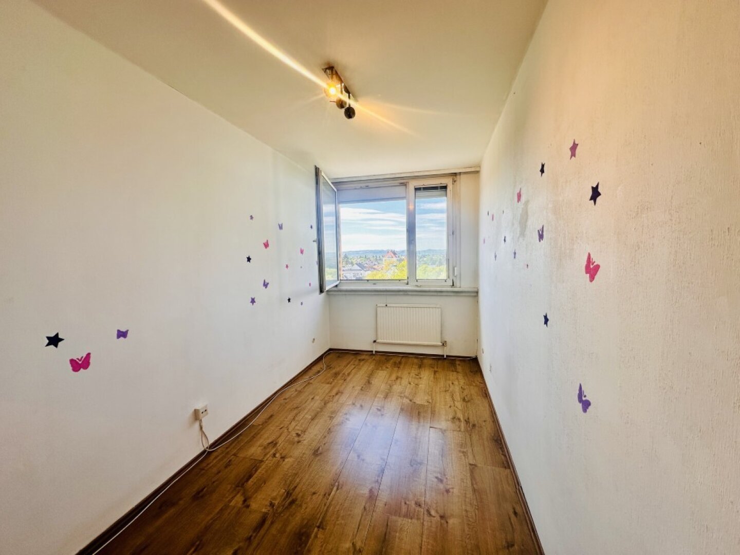 Gepflegte 3-Zimmer Wohnung im beliebten Zehnerviertel – Fernblick im 5. Stock | Sofort beziehbar